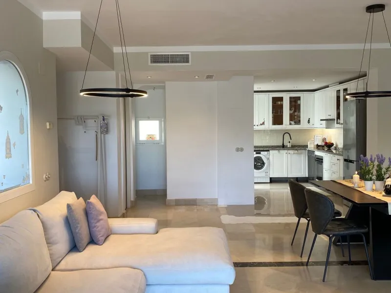 Discover this charming 3-bedroom, 2-bathroom townhouse in Istan, offering stunning lake views. Nestled in a serene location, this property combines modern living with natural beauty. The spacious interior includes a bright living area, a well-equipped kit