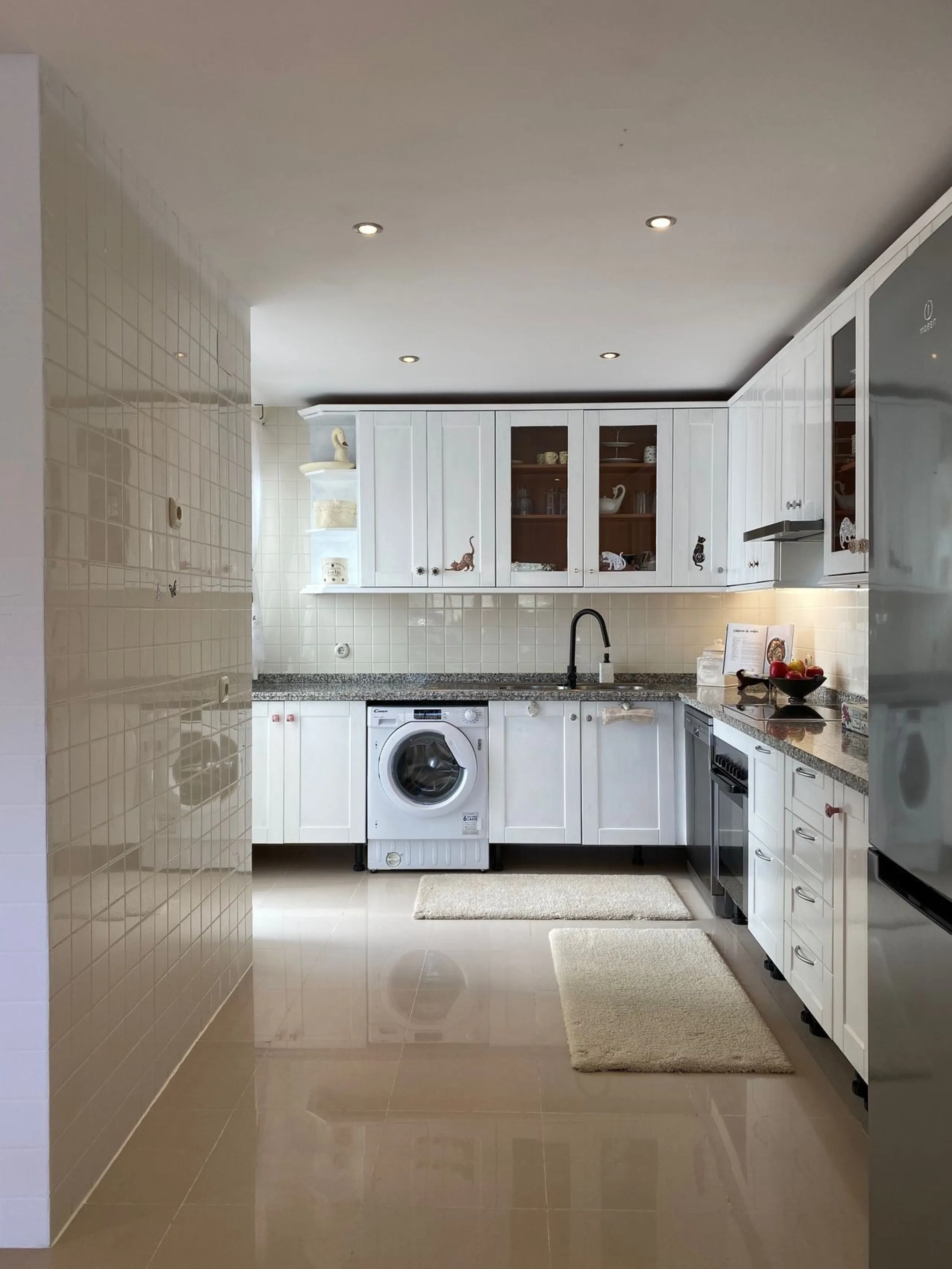 Discover this charming 3-bedroom, 2-bathroom townhouse in Istan, offering stunning lake views. Nestled in a serene location, this property combines modern living with natural beauty. The spacious interior includes a bright living area, a well-equipped kit