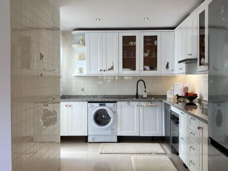 Discover this charming 3-bedroom, 2-bathroom townhouse in Istan, offering stunning lake views. Nestled in a serene location, this property combines modern living with natural beauty. The spacious interior includes a bright living area, a well-equipped kit