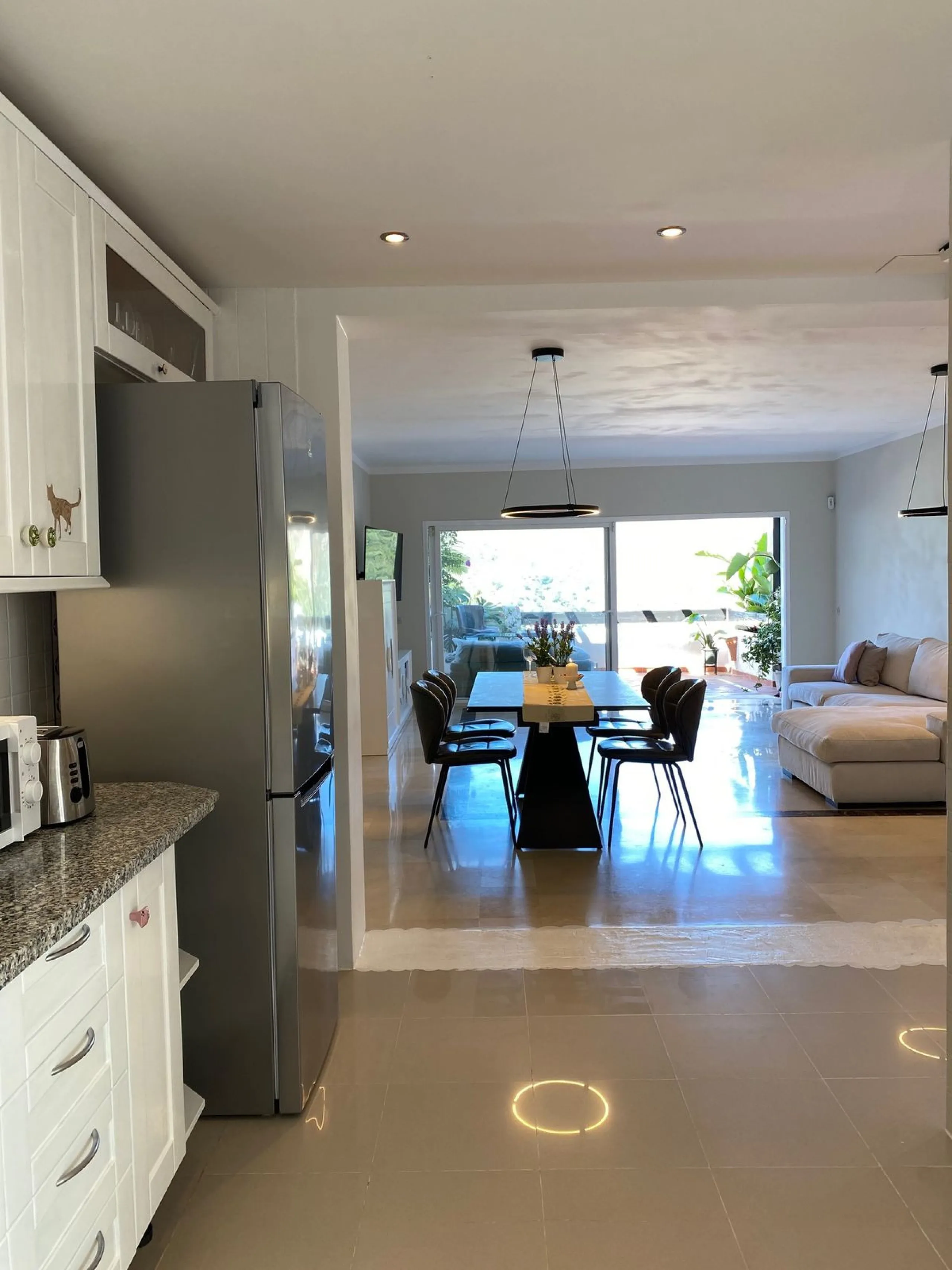 Discover this charming 3-bedroom, 2-bathroom townhouse in Istan, offering stunning lake views. Nestled in a serene location, this property combines modern living with natural beauty. The spacious interior includes a bright living area, a well-equipped kit
