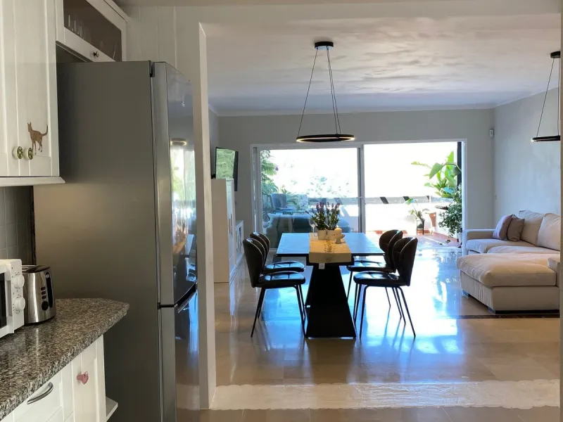Discover this charming 3-bedroom, 2-bathroom townhouse in Istan, offering stunning lake views. Nestled in a serene location, this property combines modern living with natural beauty. The spacious interior includes a bright living area, a well-equipped kit