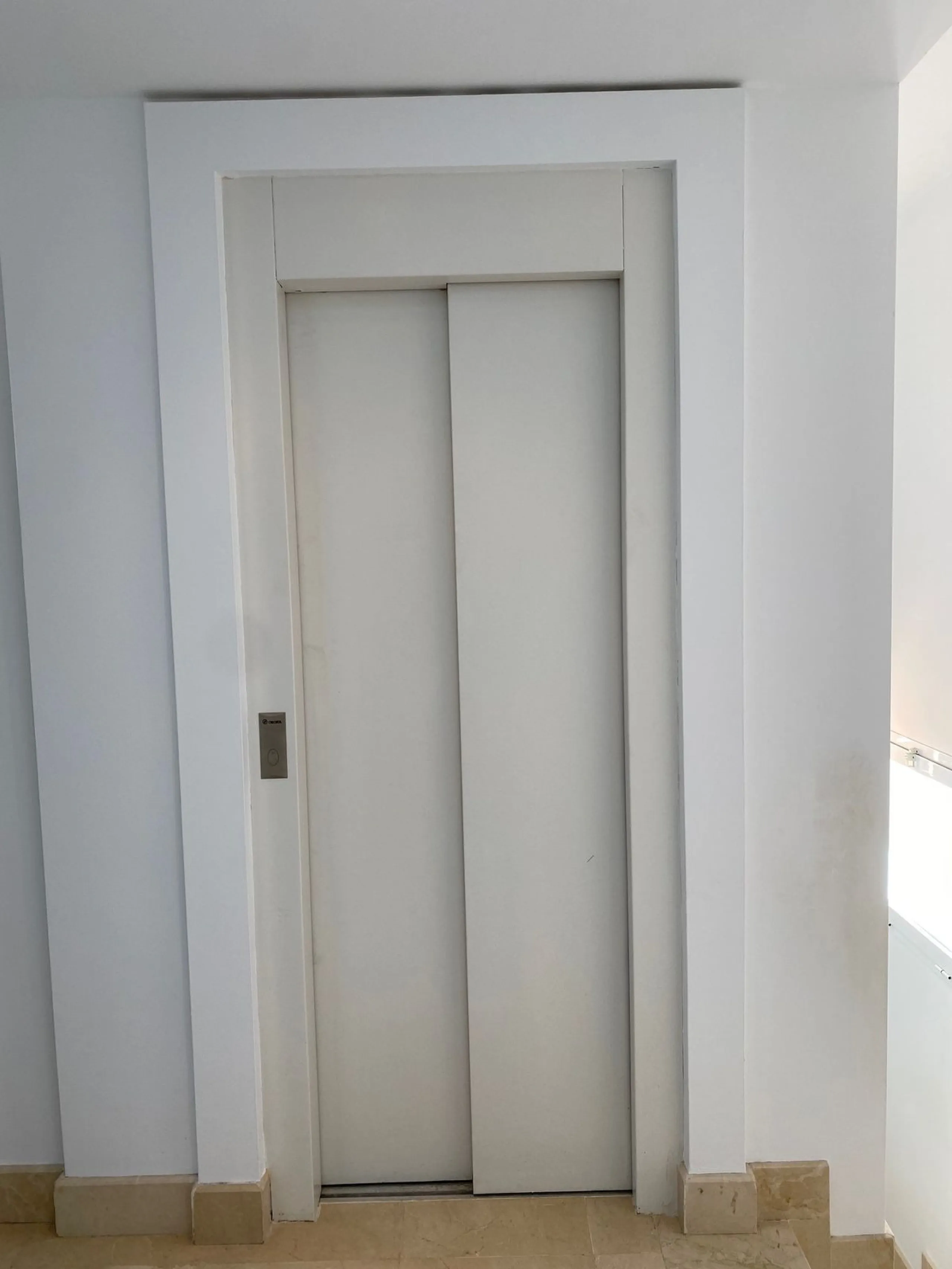 Discover this charming 3-bedroom, 2-bathroom townhouse in Istan, offering stunning lake views. Nestled in a serene location, this property combines modern living with natural beauty. The spacious interior includes a bright living area, a well-equipped kit