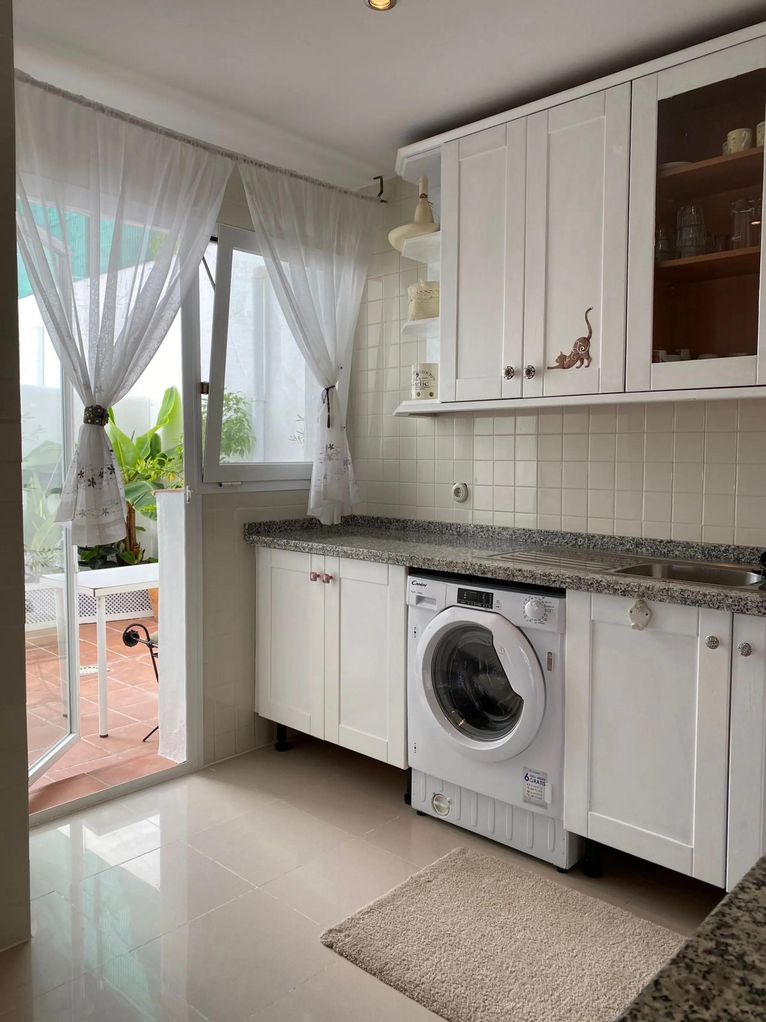 Discover this charming 3-bedroom, 2-bathroom townhouse in Istan, offering stunning lake views. Nestled in a serene location, this property combines modern living with natural beauty. The spacious interior includes a bright living area, a well-equipped kit