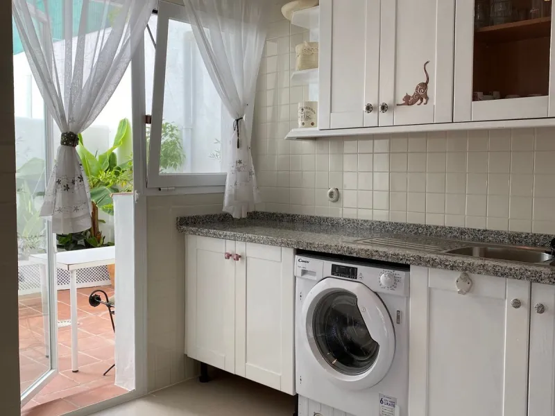 Discover this charming 3-bedroom, 2-bathroom townhouse in Istan, offering stunning lake views. Nestled in a serene location, this property combines modern living with natural beauty. The spacious interior includes a bright living area, a well-equipped kit