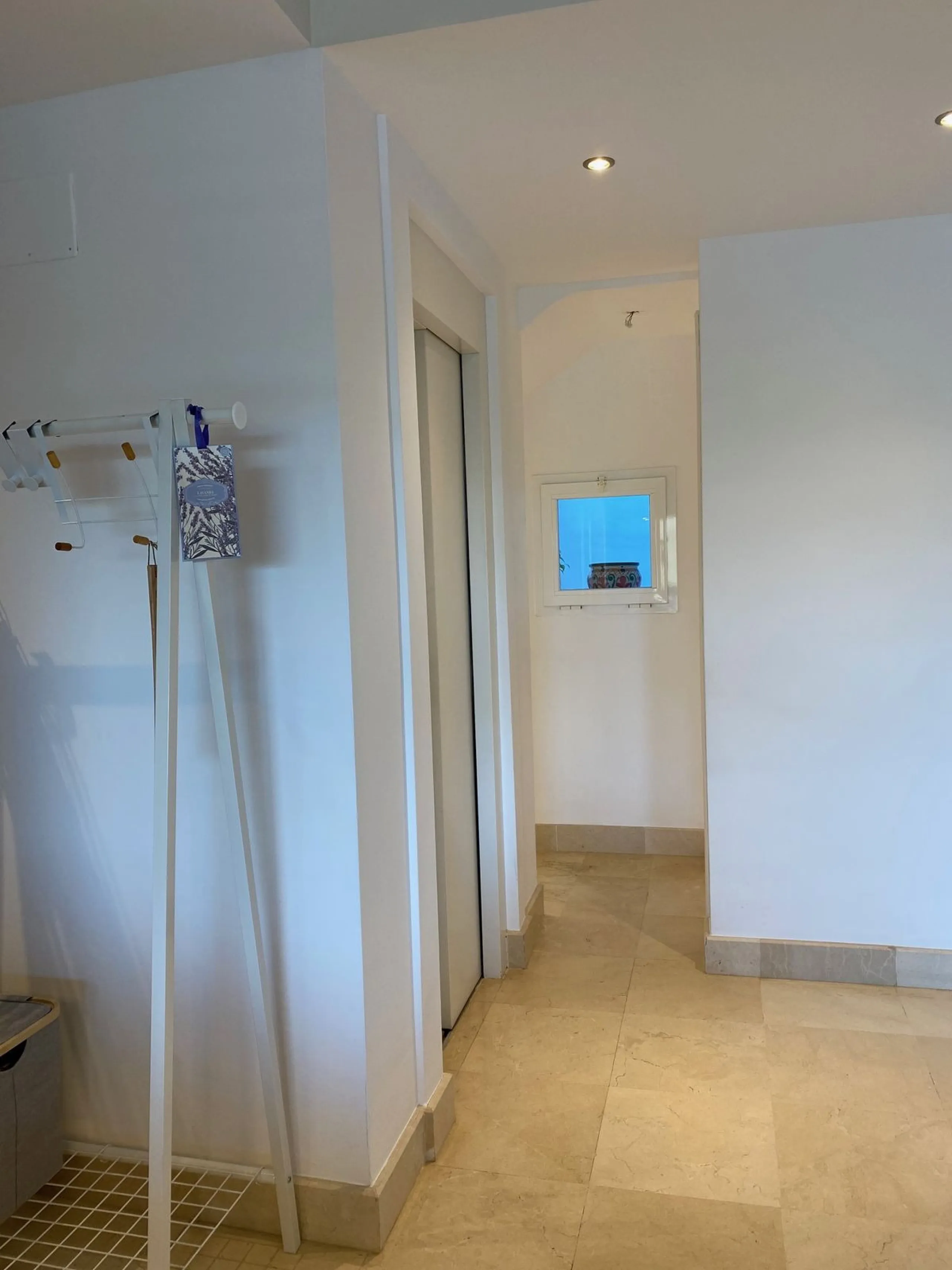 Discover this charming 3-bedroom, 2-bathroom townhouse in Istan, offering stunning lake views. Nestled in a serene location, this property combines modern living with natural beauty. The spacious interior includes a bright living area, a well-equipped kit