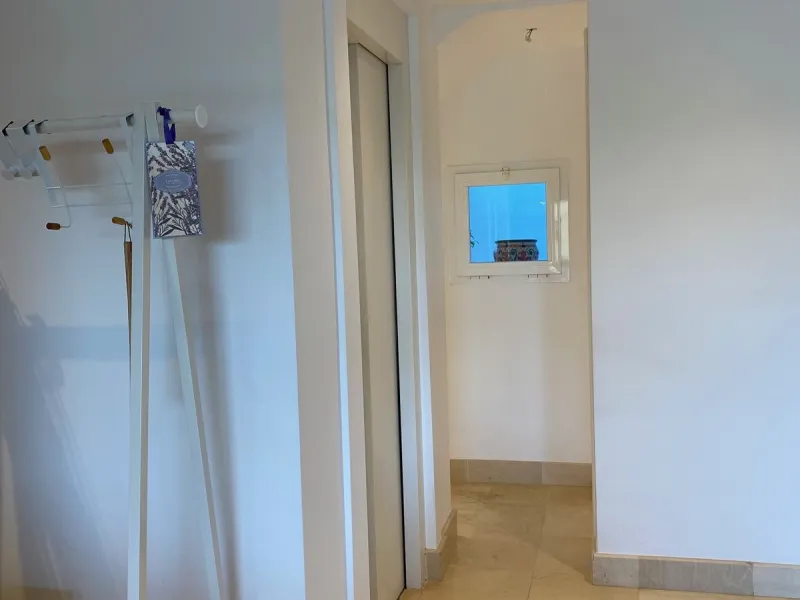 Discover this charming 3-bedroom, 2-bathroom townhouse in Istan, offering stunning lake views. Nestled in a serene location, this property combines modern living with natural beauty. The spacious interior includes a bright living area, a well-equipped kit