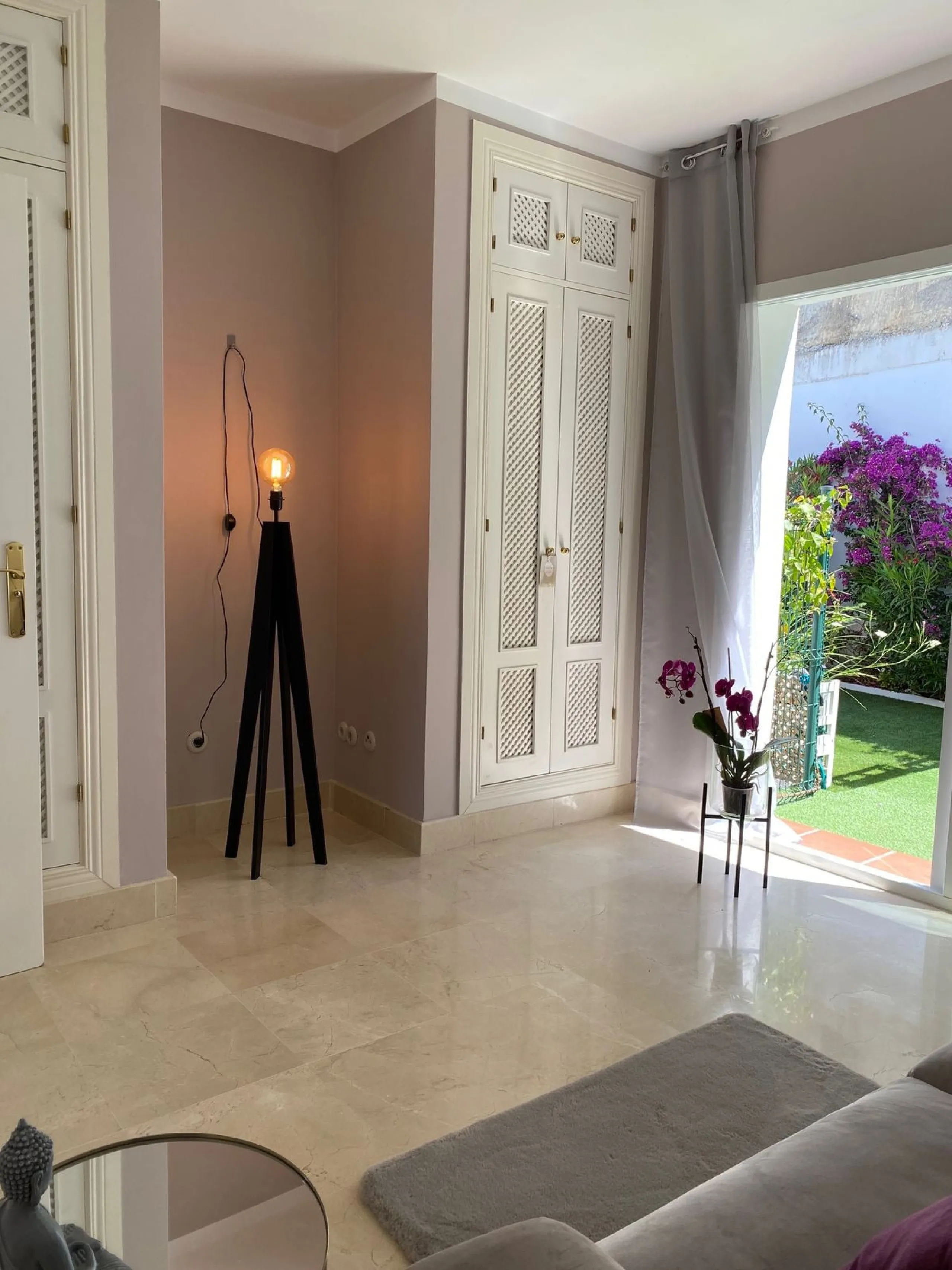 Discover this charming 3-bedroom, 2-bathroom townhouse in Istan, offering stunning lake views. Nestled in a serene location, this property combines modern living with natural beauty. The spacious interior includes a bright living area, a well-equipped kit