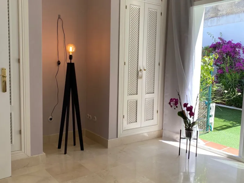 Discover this charming 3-bedroom, 2-bathroom townhouse in Istan, offering stunning lake views. Nestled in a serene location, this property combines modern living with natural beauty. The spacious interior includes a bright living area, a well-equipped kit