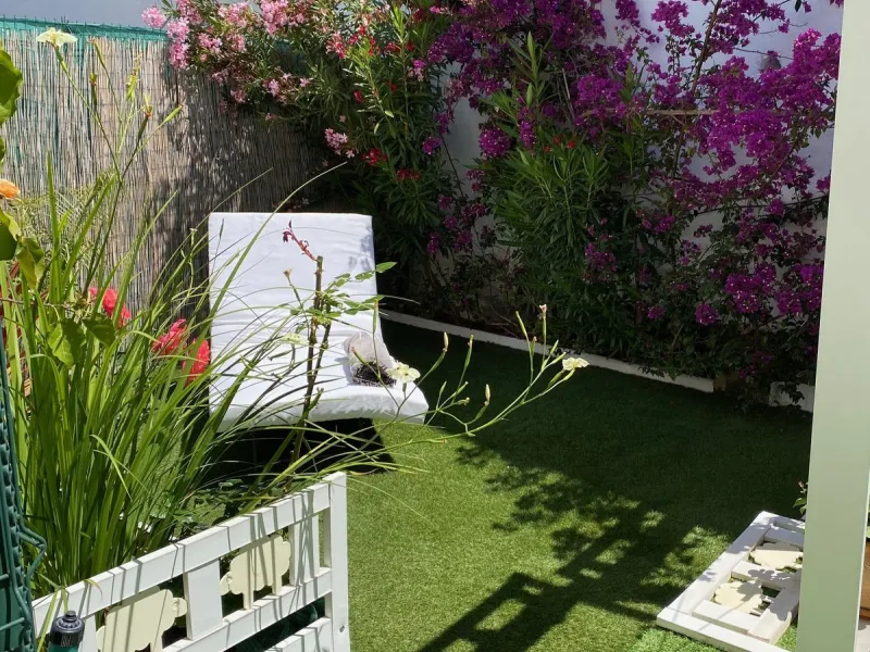 Discover this charming 3-bedroom, 2-bathroom townhouse in Istan, offering stunning lake views. Nestled in a serene location, this property combines modern living with natural beauty. The spacious interior includes a bright living area, a well-equipped kit