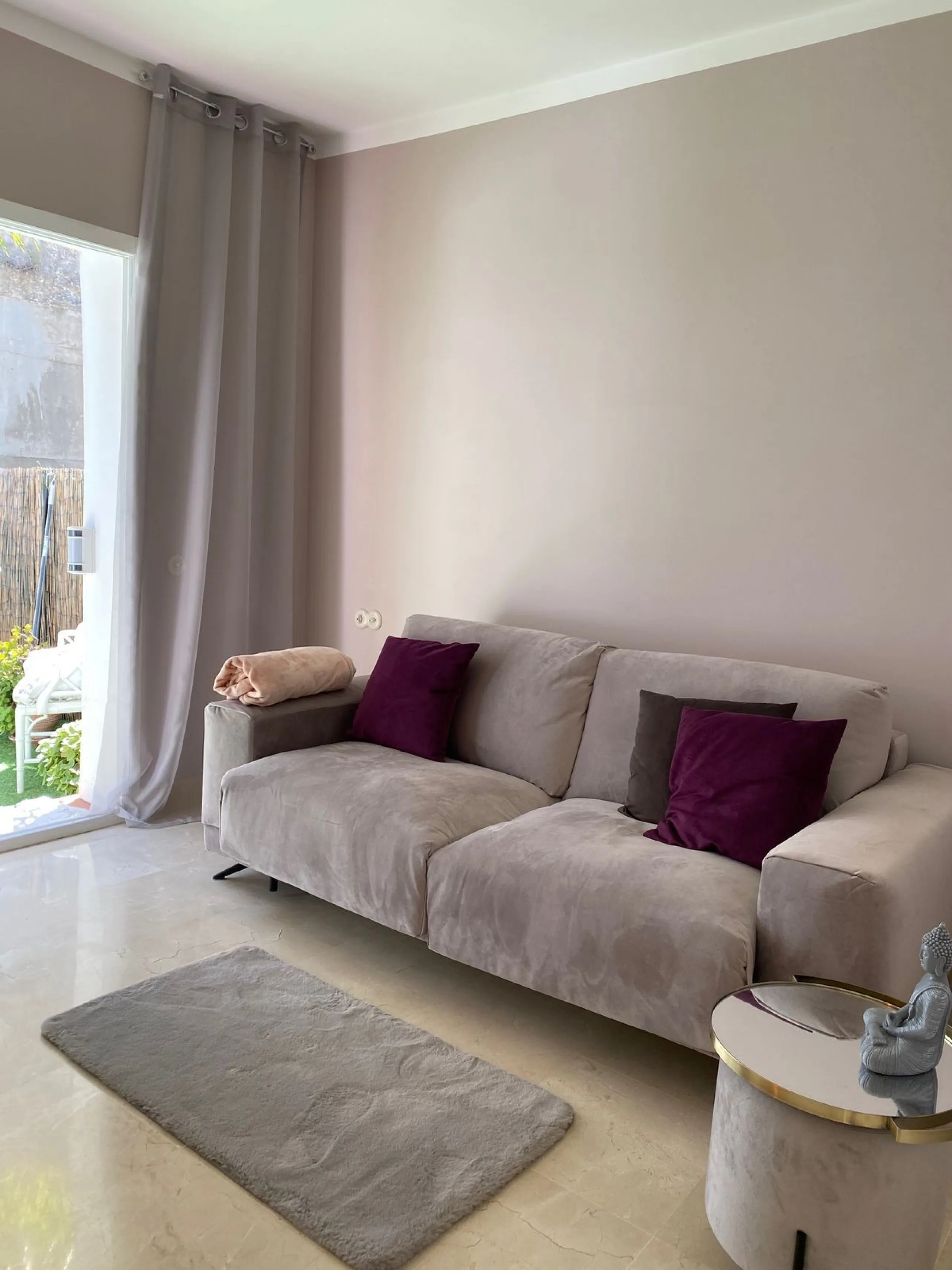 Discover this charming 3-bedroom, 2-bathroom townhouse in Istan, offering stunning lake views. Nestled in a serene location, this property combines modern living with natural beauty. The spacious interior includes a bright living area, a well-equipped kit