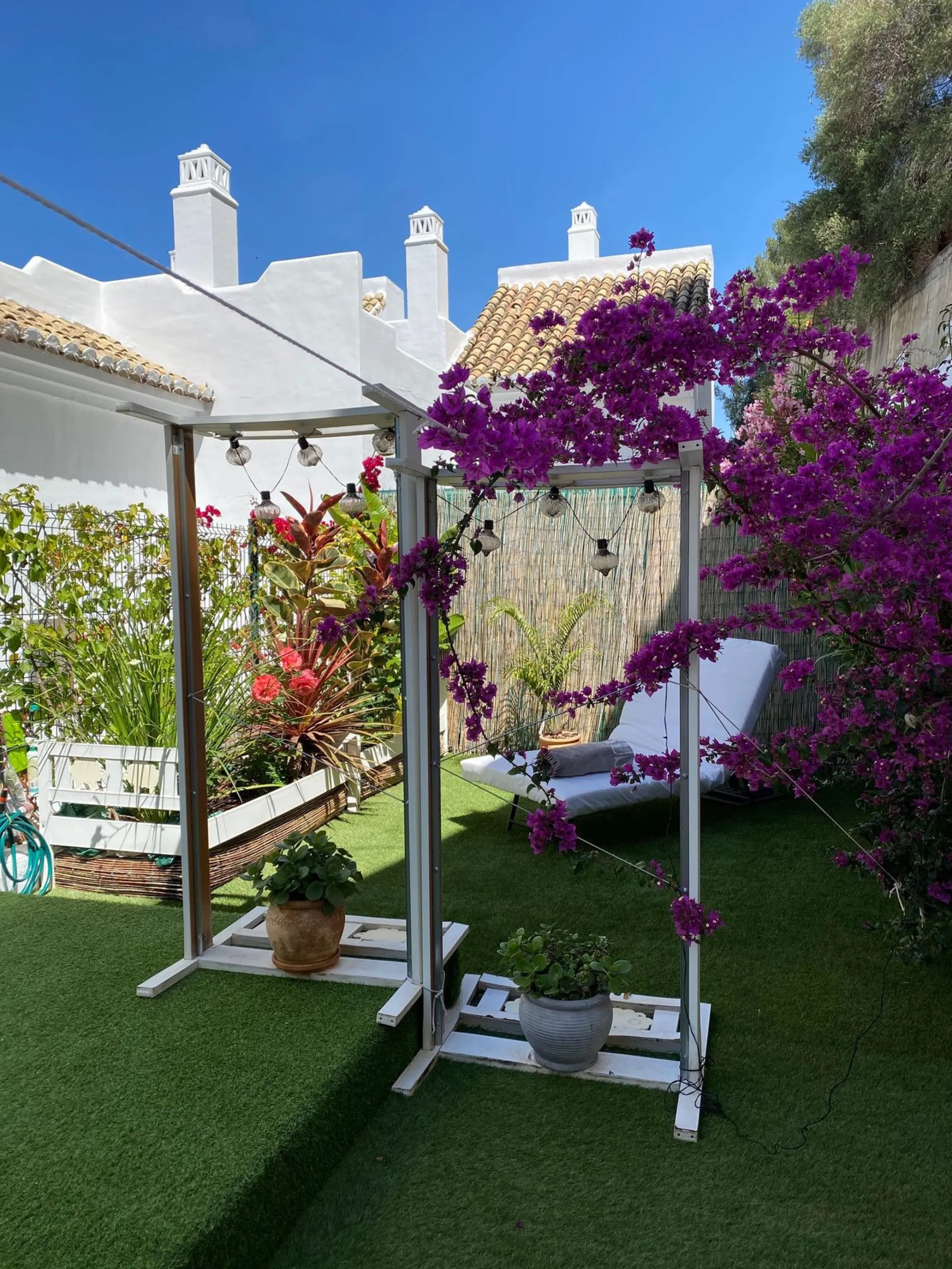 Discover this charming 3-bedroom, 2-bathroom townhouse in Istan, offering stunning lake views. Nestled in a serene location, this property combines modern living with natural beauty. The spacious interior includes a bright living area, a well-equipped kit