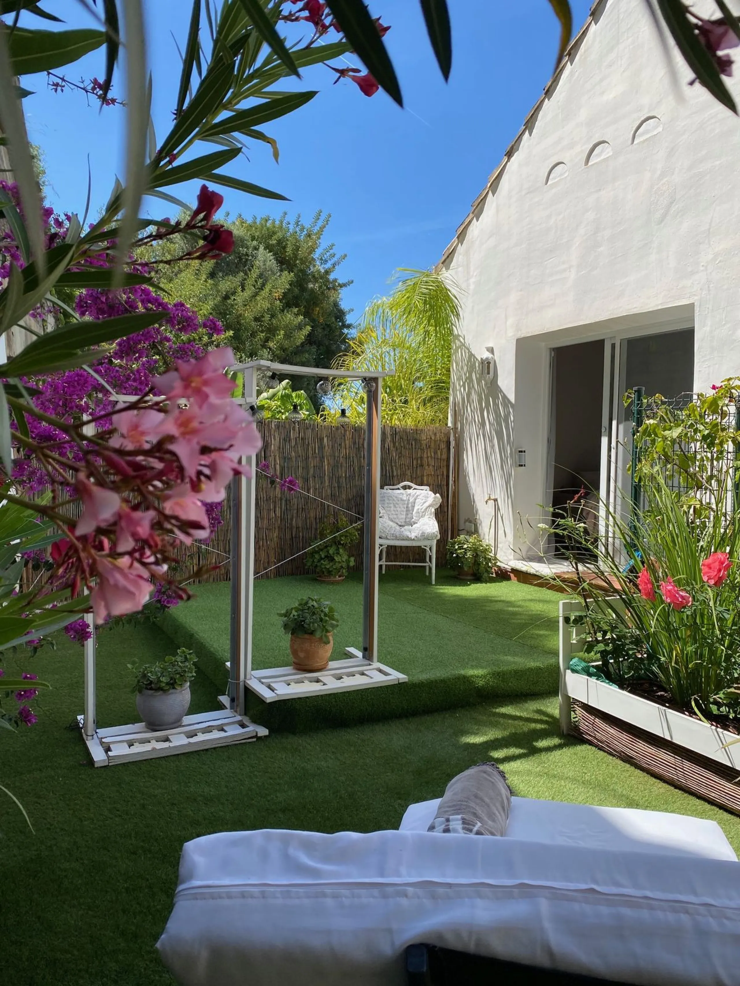 Discover this charming 3-bedroom, 2-bathroom townhouse in Istan, offering stunning lake views. Nestled in a serene location, this property combines modern living with natural beauty. The spacious interior includes a bright living area, a well-equipped kit