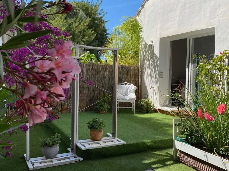 Discover this charming 3-bedroom, 2-bathroom townhouse in Istan, offering stunning lake views. Nestled in a serene location, this property combines modern living with natural beauty. The spacious interior includes a bright living area, a well-equipped kit