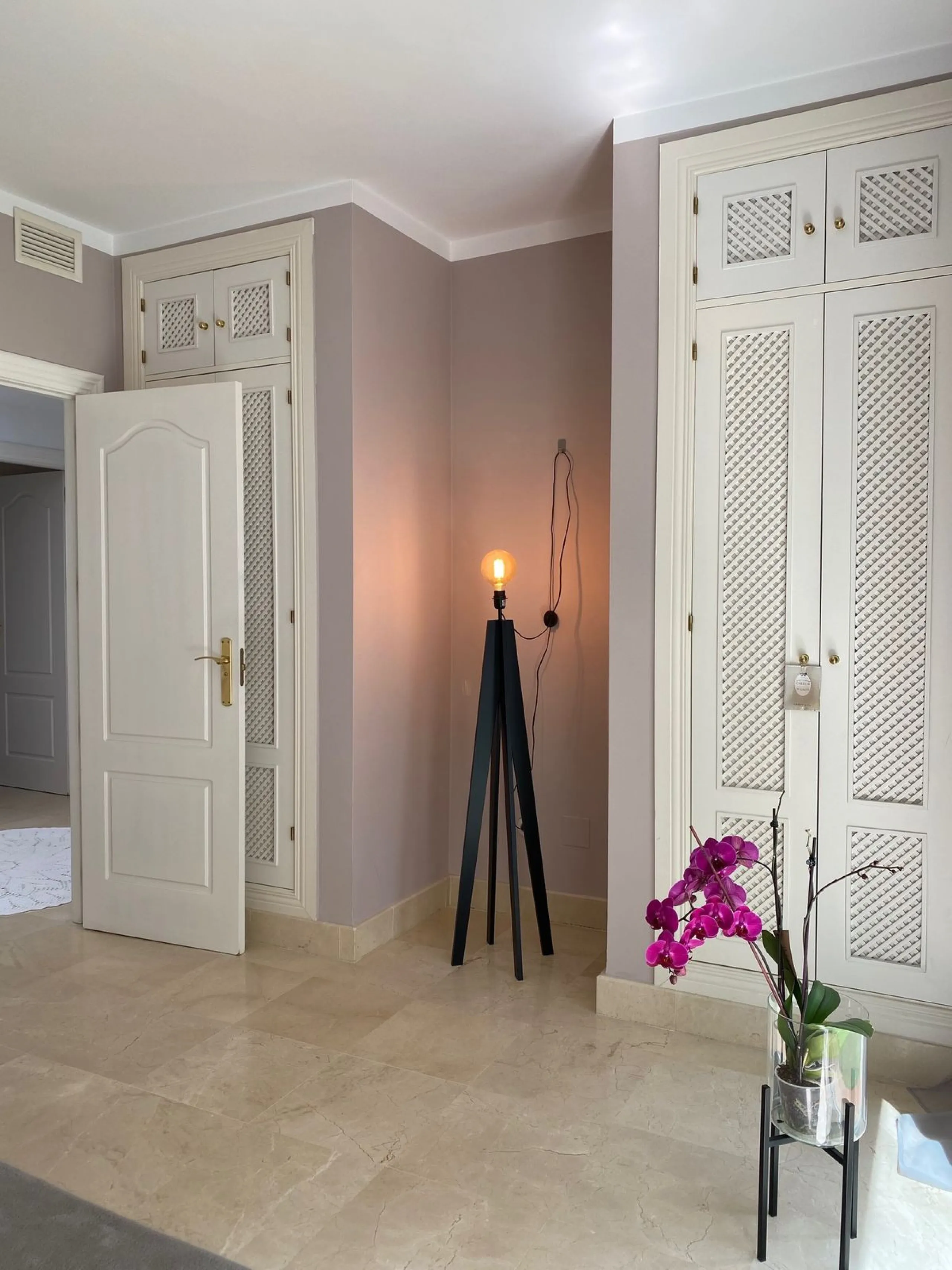 Discover this charming 3-bedroom, 2-bathroom townhouse in Istan, offering stunning lake views. Nestled in a serene location, this property combines modern living with natural beauty. The spacious interior includes a bright living area, a well-equipped kit