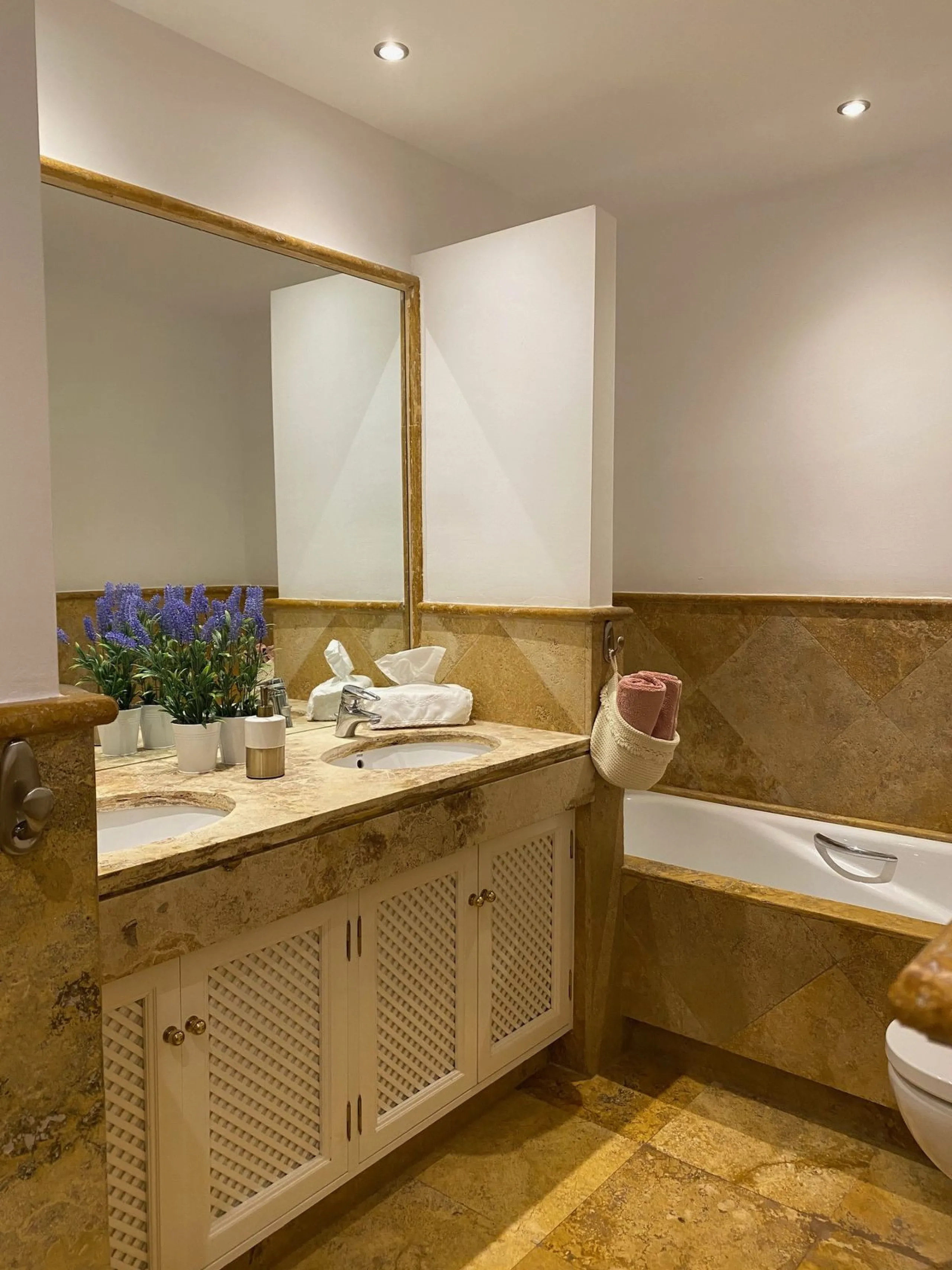 Discover this charming 3-bedroom, 2-bathroom townhouse in Istan, offering stunning lake views. Nestled in a serene location, this property combines modern living with natural beauty. The spacious interior includes a bright living area, a well-equipped kit