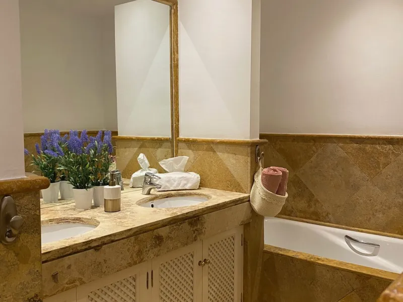 Discover this charming 3-bedroom, 2-bathroom townhouse in Istan, offering stunning lake views. Nestled in a serene location, this property combines modern living with natural beauty. The spacious interior includes a bright living area, a well-equipped kit