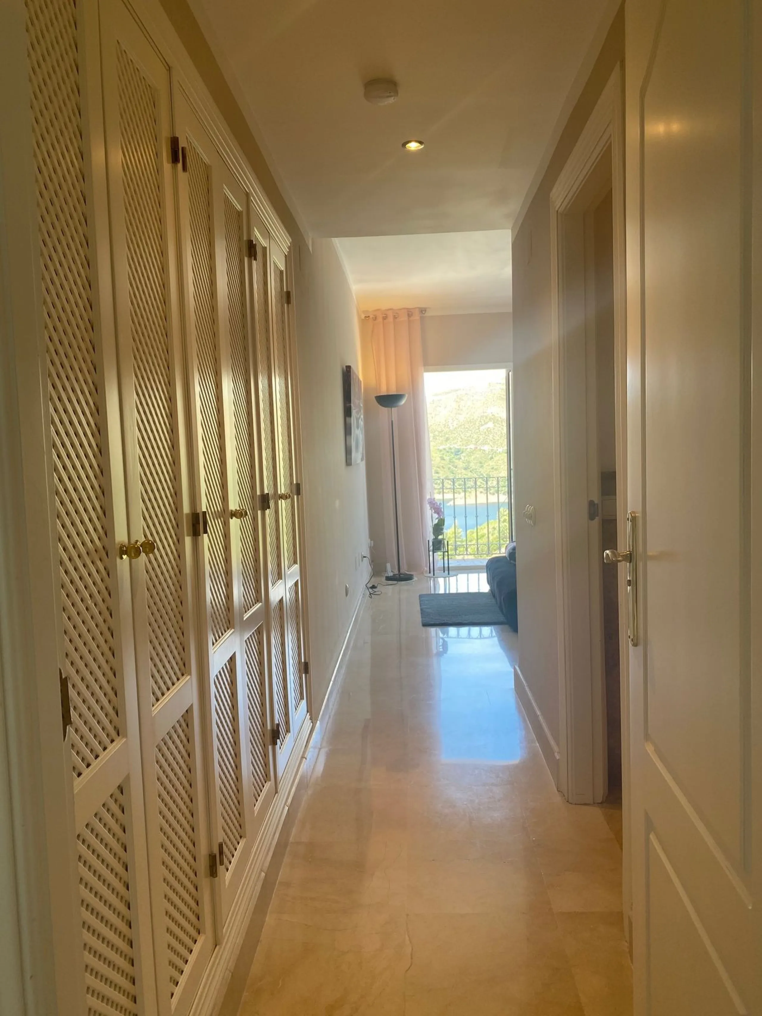 Discover this charming 3-bedroom, 2-bathroom townhouse in Istan, offering stunning lake views. Nestled in a serene location, this property combines modern living with natural beauty. The spacious interior includes a bright living area, a well-equipped kit