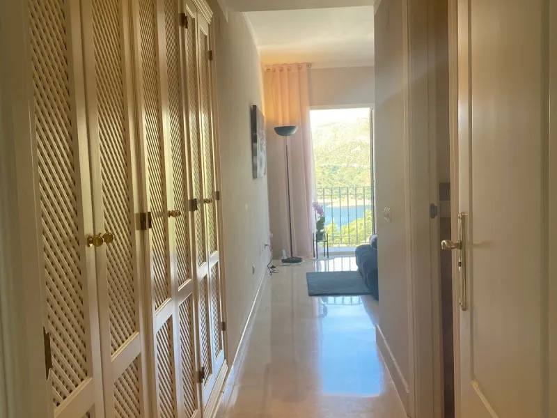 Discover this charming 3-bedroom, 2-bathroom townhouse in Istan, offering stunning lake views. Nestled in a serene location, this property combines modern living with natural beauty. The spacious interior includes a bright living area, a well-equipped kit