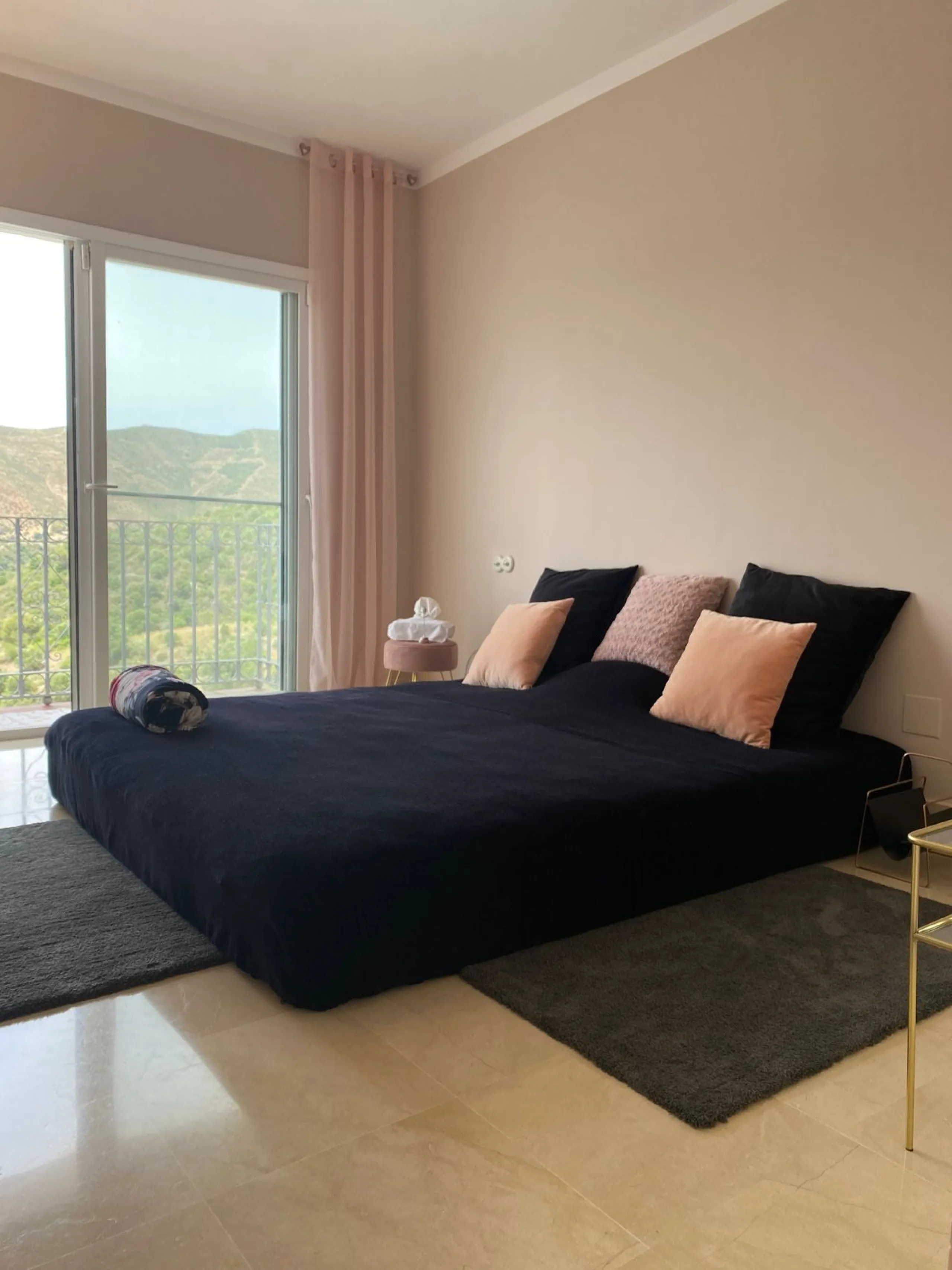 Discover this charming 3-bedroom, 2-bathroom townhouse in Istan, offering stunning lake views. Nestled in a serene location, this property combines modern living with natural beauty. The spacious interior includes a bright living area, a well-equipped kit