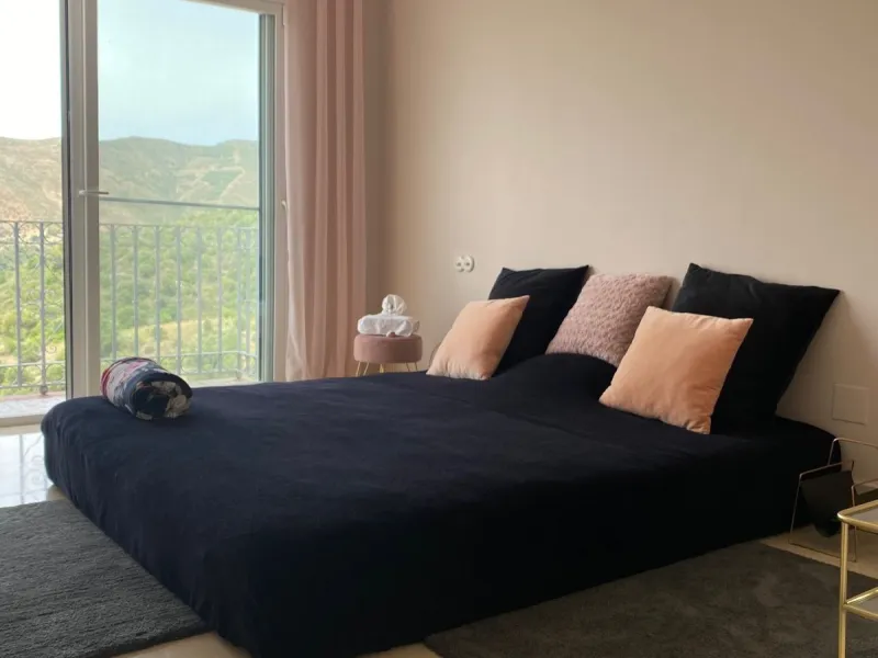 Discover this charming 3-bedroom, 2-bathroom townhouse in Istan, offering stunning lake views. Nestled in a serene location, this property combines modern living with natural beauty. The spacious interior includes a bright living area, a well-equipped kit