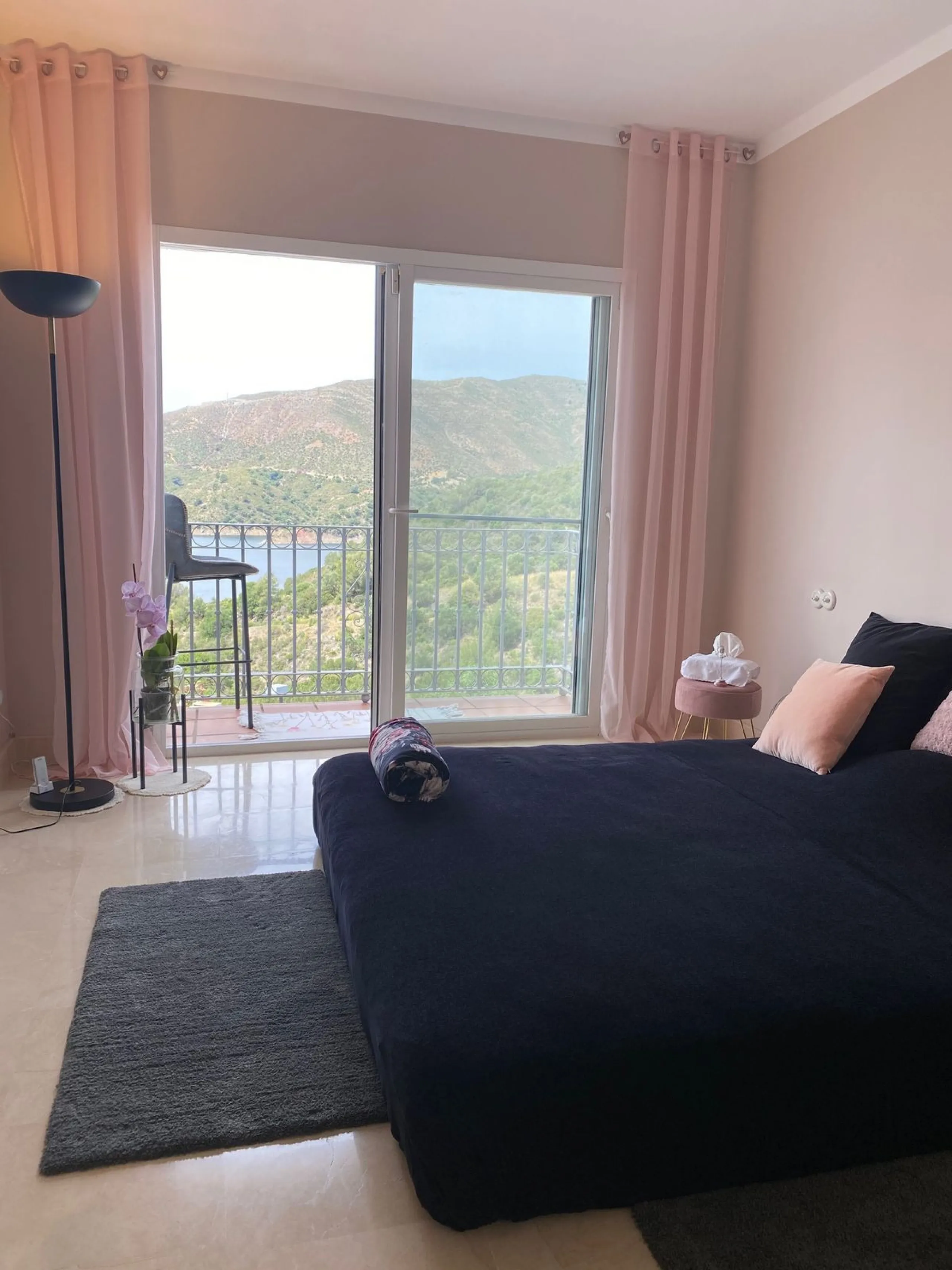 Discover this charming 3-bedroom, 2-bathroom townhouse in Istan, offering stunning lake views. Nestled in a serene location, this property combines modern living with natural beauty. The spacious interior includes a bright living area, a well-equipped kit