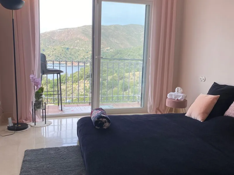 Discover this charming 3-bedroom, 2-bathroom townhouse in Istan, offering stunning lake views. Nestled in a serene location, this property combines modern living with natural beauty. The spacious interior includes a bright living area, a well-equipped kit