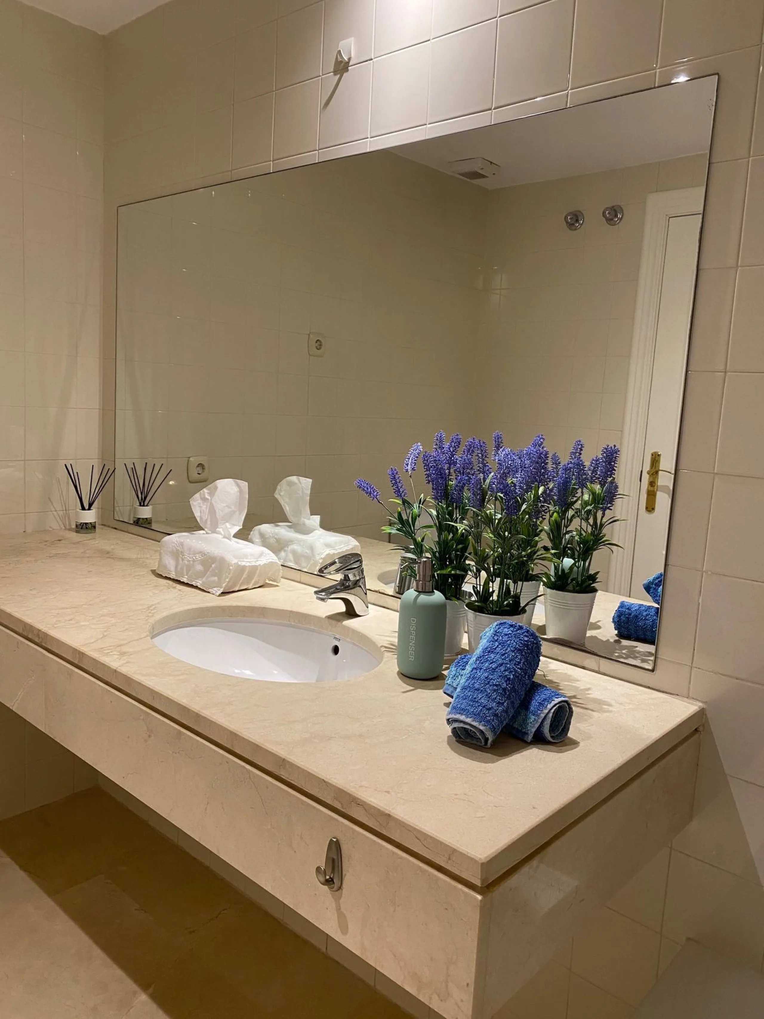 Discover this charming 3-bedroom, 2-bathroom townhouse in Istan, offering stunning lake views. Nestled in a serene location, this property combines modern living with natural beauty. The spacious interior includes a bright living area, a well-equipped kit