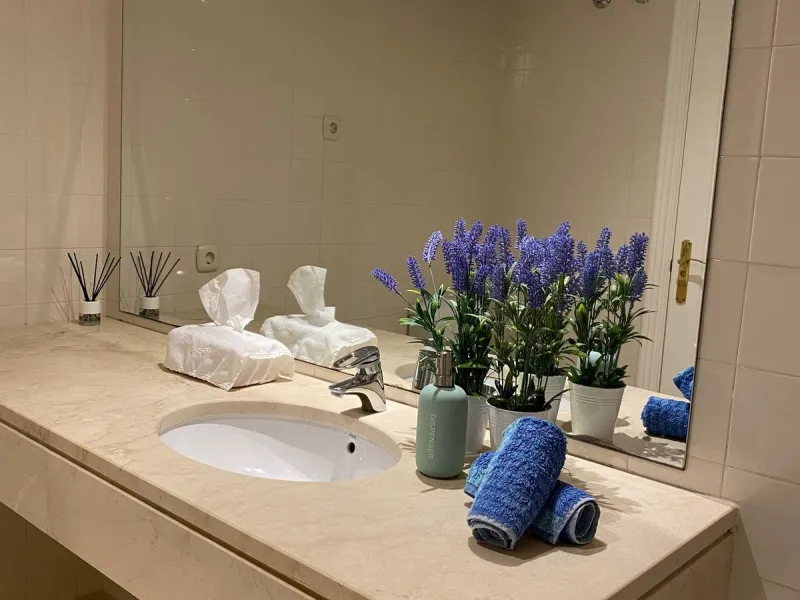 Discover this charming 3-bedroom, 2-bathroom townhouse in Istan, offering stunning lake views. Nestled in a serene location, this property combines modern living with natural beauty. The spacious interior includes a bright living area, a well-equipped kit