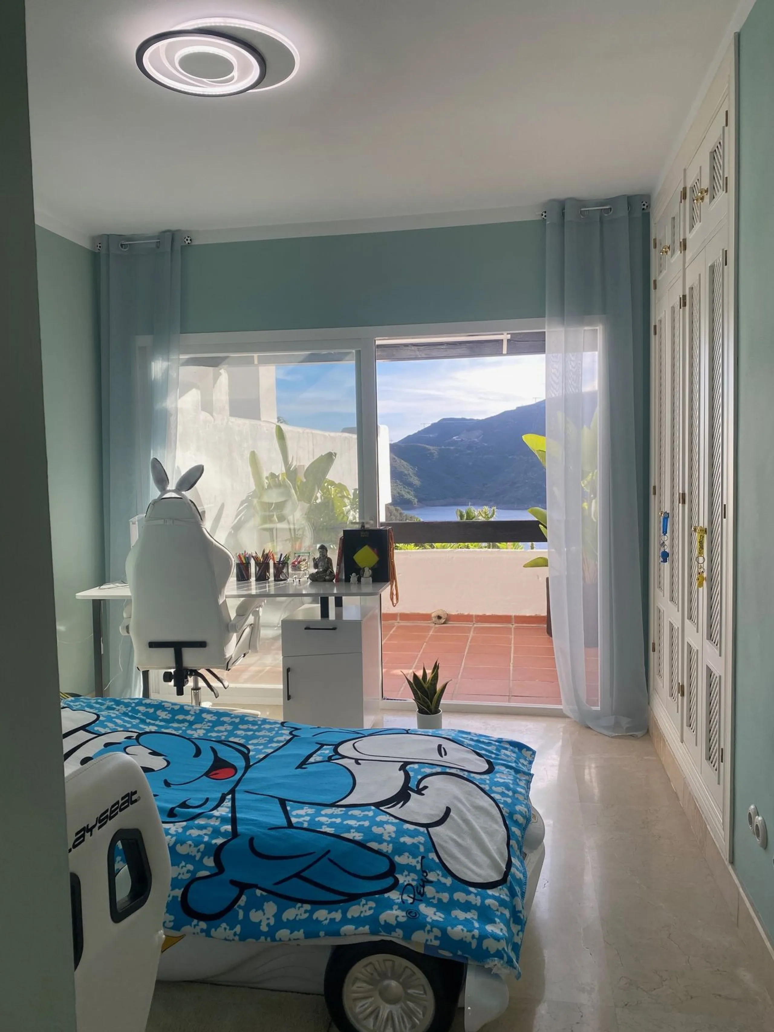 Discover this charming 3-bedroom, 2-bathroom townhouse in Istan, offering stunning lake views. Nestled in a serene location, this property combines modern living with natural beauty. The spacious interior includes a bright living area, a well-equipped kit