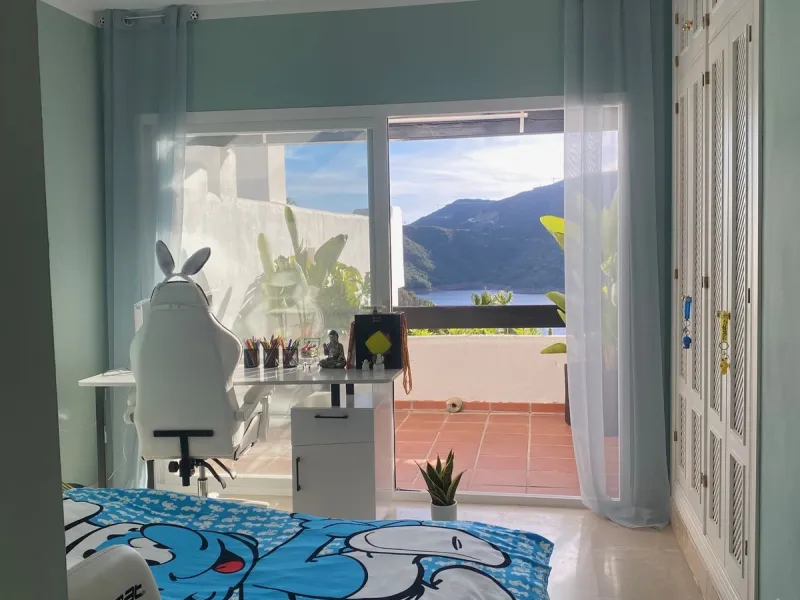Discover this charming 3-bedroom, 2-bathroom townhouse in Istan, offering stunning lake views. Nestled in a serene location, this property combines modern living with natural beauty. The spacious interior includes a bright living area, a well-equipped kit