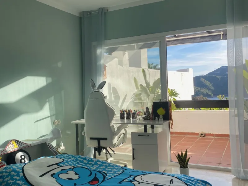 Discover this charming 3-bedroom, 2-bathroom townhouse in Istan, offering stunning lake views. Nestled in a serene location, this property combines modern living with natural beauty. The spacious interior includes a bright living area, a well-equipped kit