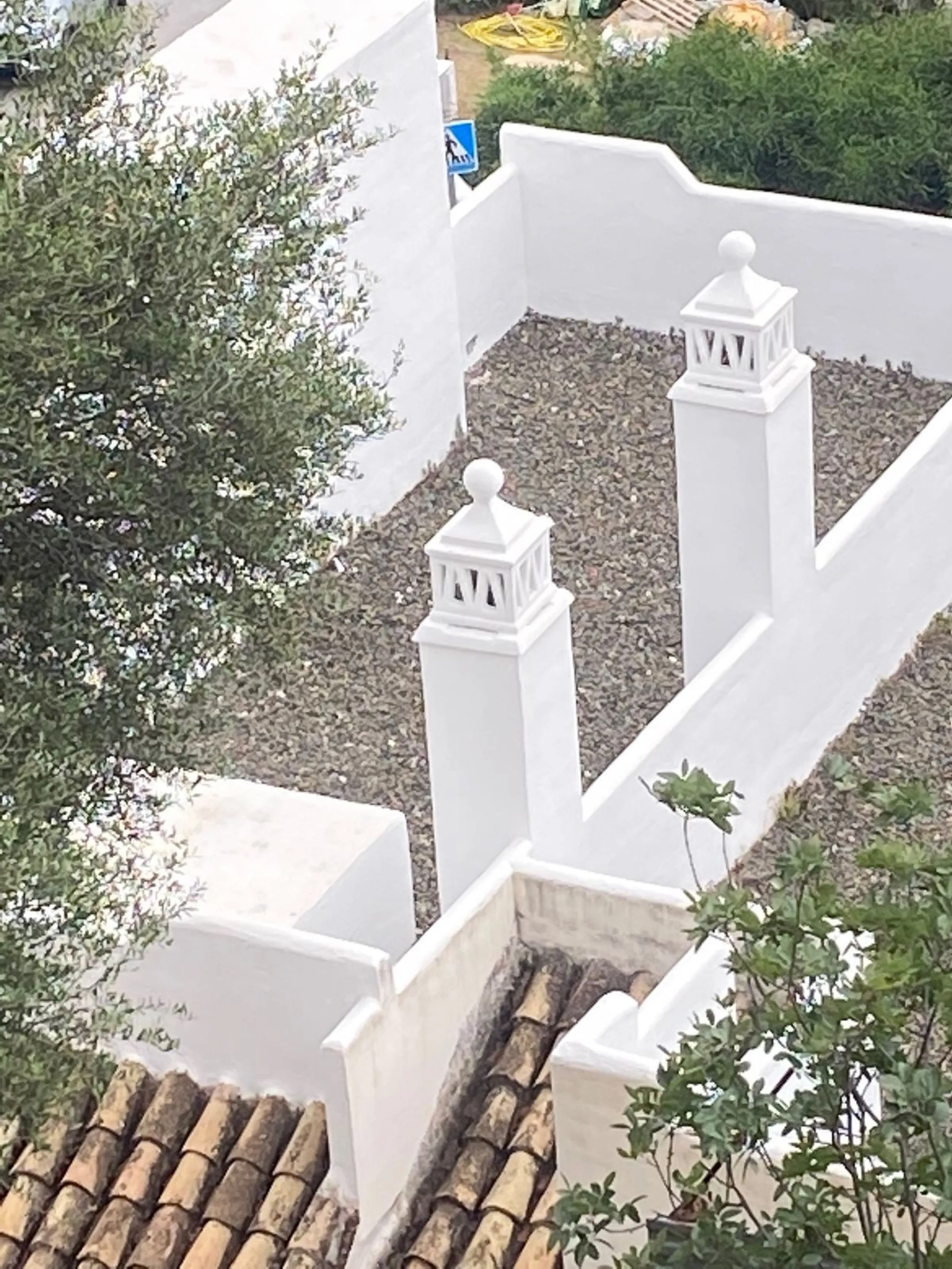 Discover this charming 3-bedroom, 2-bathroom townhouse in Istan, offering stunning lake views. Nestled in a serene location, this property combines modern living with natural beauty. The spacious interior includes a bright living area, a well-equipped kit