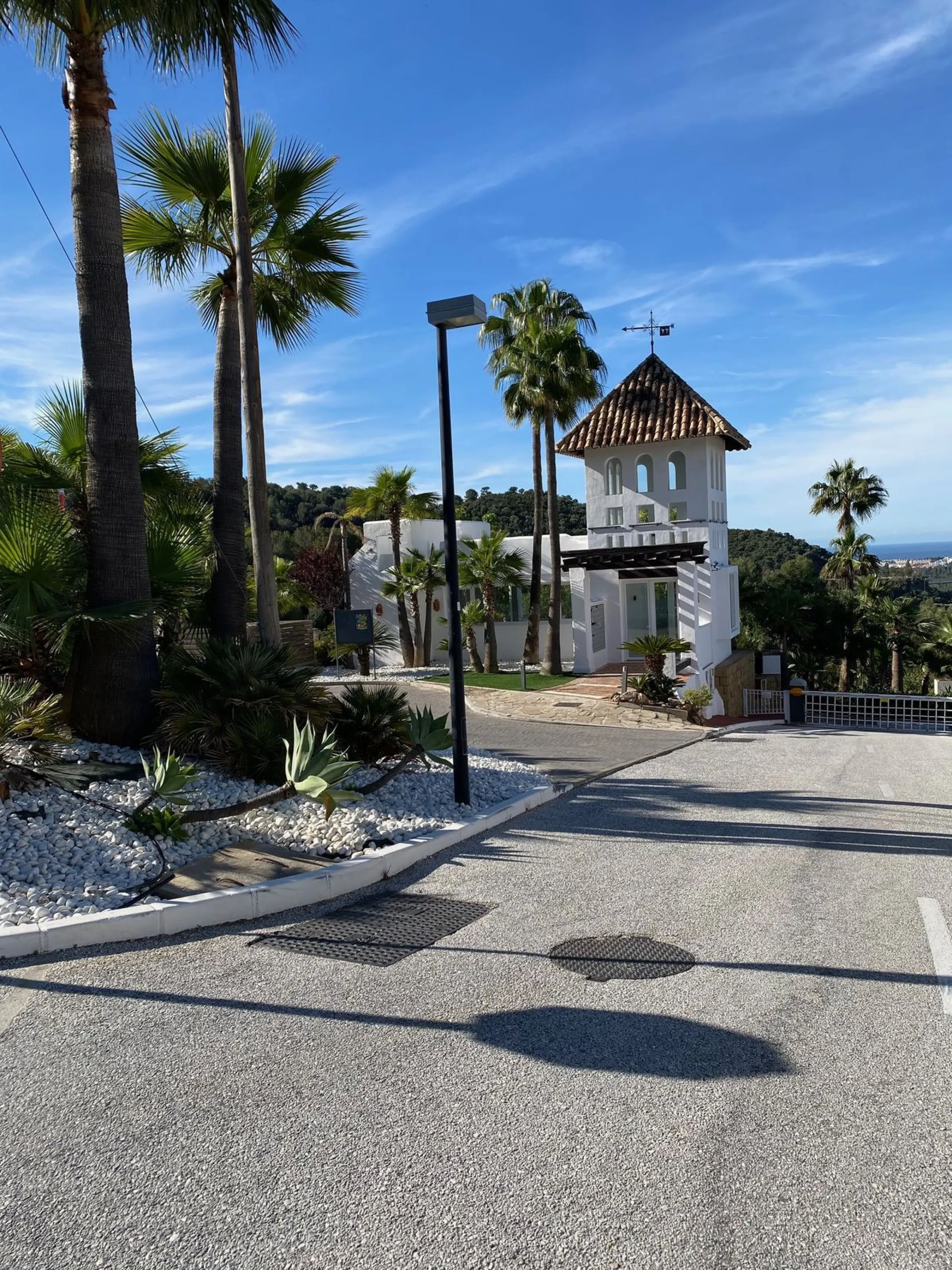 Discover this charming 3-bedroom, 2-bathroom townhouse in Istan, offering stunning lake views. Nestled in a serene location, this property combines modern living with natural beauty. The spacious interior includes a bright living area, a well-equipped kit