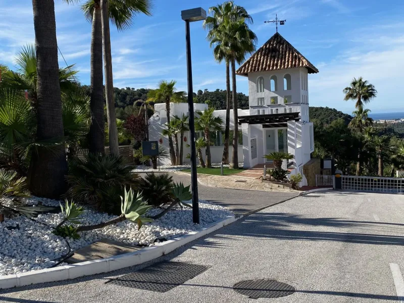 Discover this charming 3-bedroom, 2-bathroom townhouse in Istan, offering stunning lake views. Nestled in a serene location, this property combines modern living with natural beauty. The spacious interior includes a bright living area, a well-equipped kit