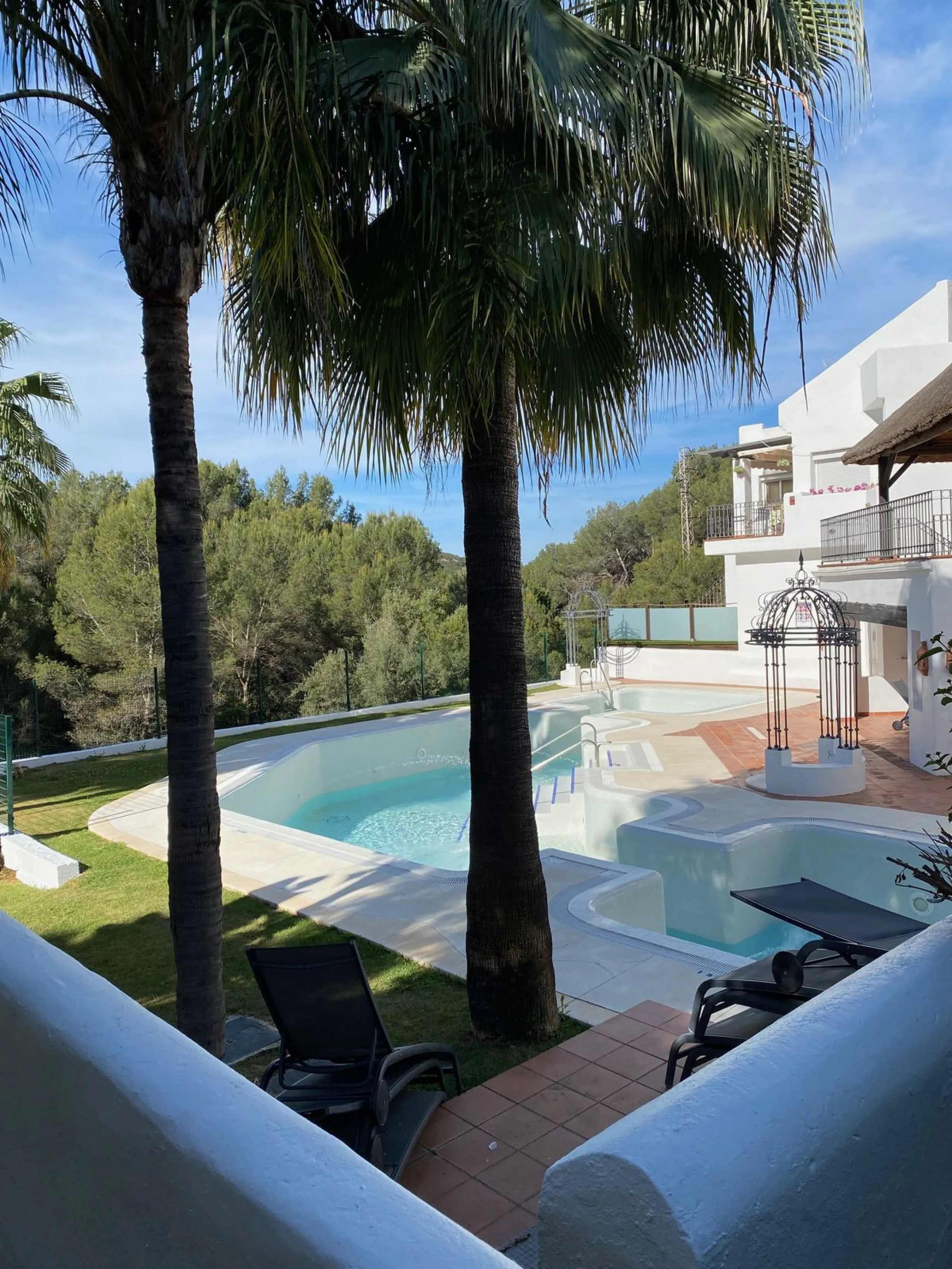 Discover this charming 3-bedroom, 2-bathroom townhouse in Istan, offering stunning lake views. Nestled in a serene location, this property combines modern living with natural beauty. The spacious interior includes a bright living area, a well-equipped kit