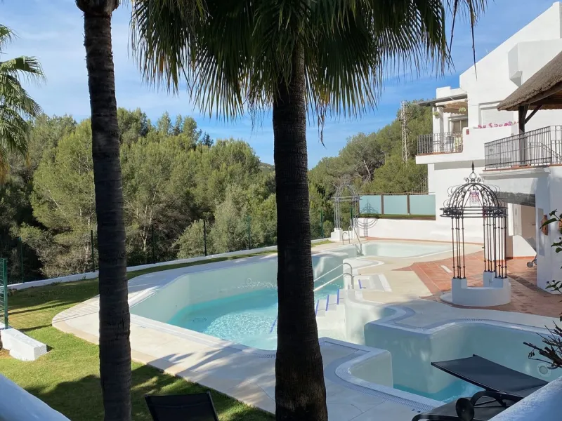 Discover this charming 3-bedroom, 2-bathroom townhouse in Istan, offering stunning lake views. Nestled in a serene location, this property combines modern living with natural beauty. The spacious interior includes a bright living area, a well-equipped kit