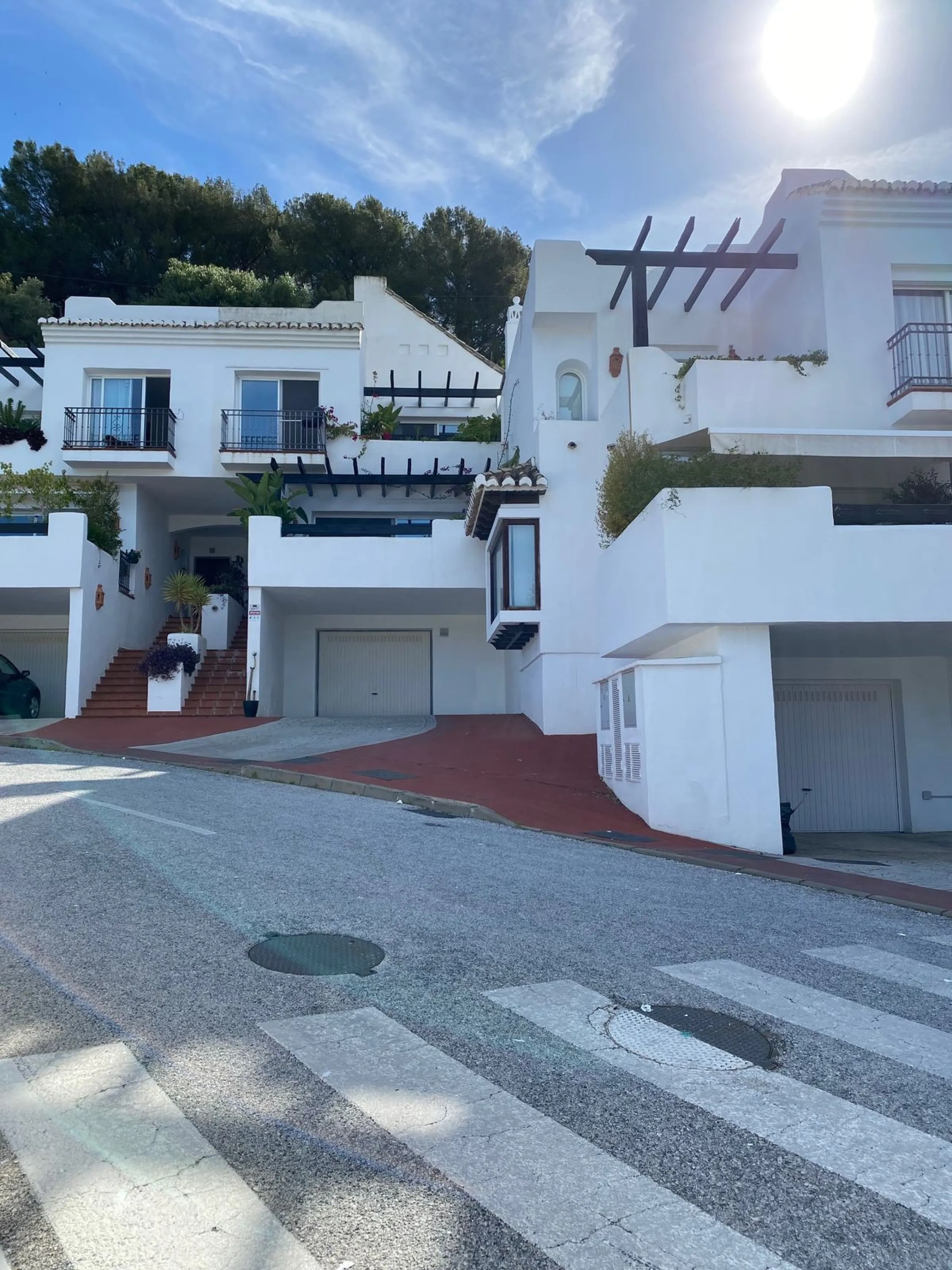 Discover this charming 3-bedroom, 2-bathroom townhouse in Istan, offering stunning lake views. Nestled in a serene location, this property combines modern living with natural beauty. The spacious interior includes a bright living area, a well-equipped kit