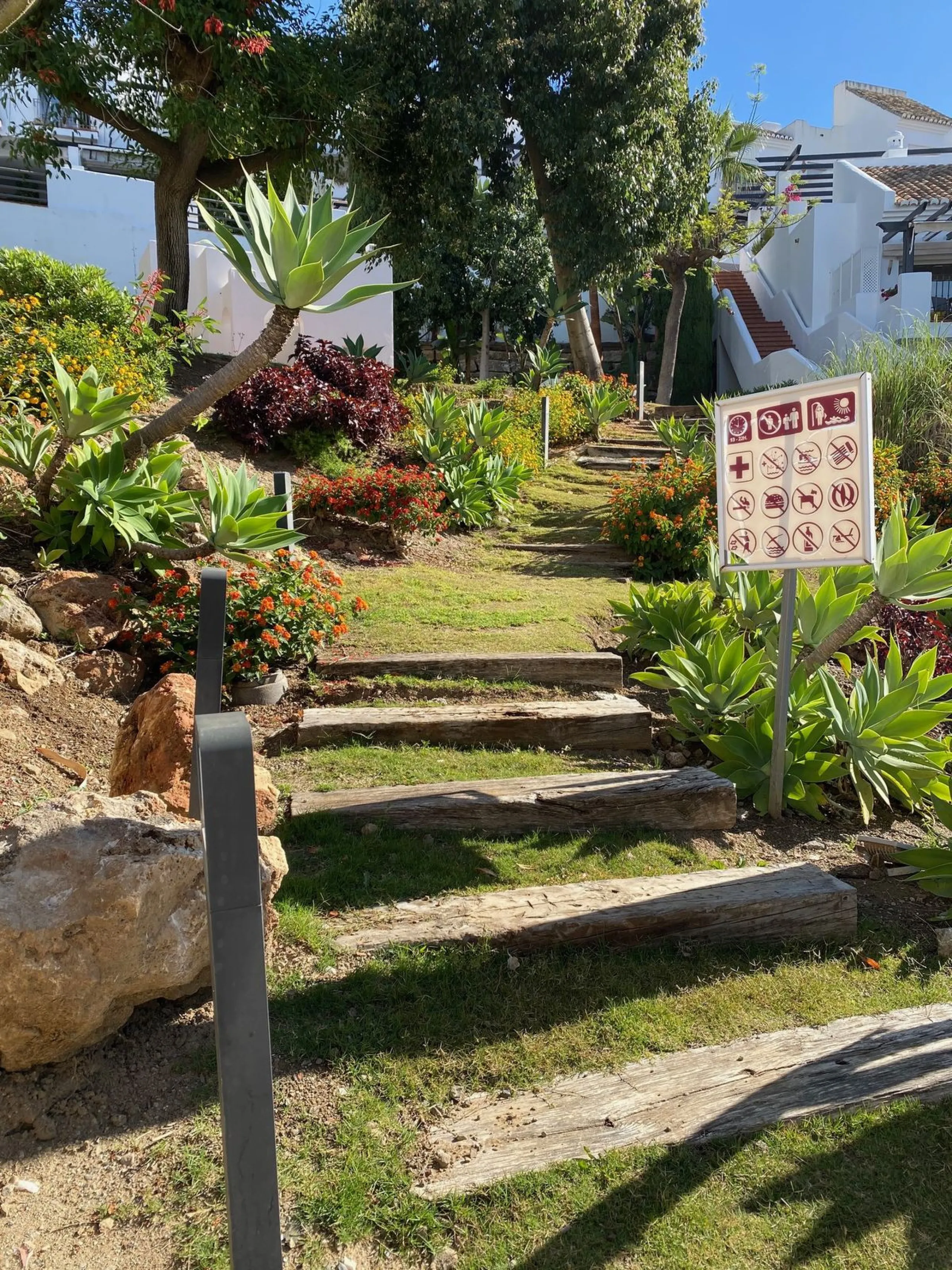 Discover this charming 3-bedroom, 2-bathroom townhouse in Istan, offering stunning lake views. Nestled in a serene location, this property combines modern living with natural beauty. The spacious interior includes a bright living area, a well-equipped kit
