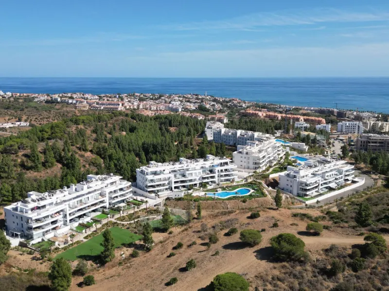 Discover the perfect coastal retreat in Mijas Costa! This stunning 2-bedroom, 2-bathroom apartment offers 91 m² of beautifully designed living space, ideal for those seeking a slice of paradise on the Costa del Sol. Just a short walk from the beach and lo
