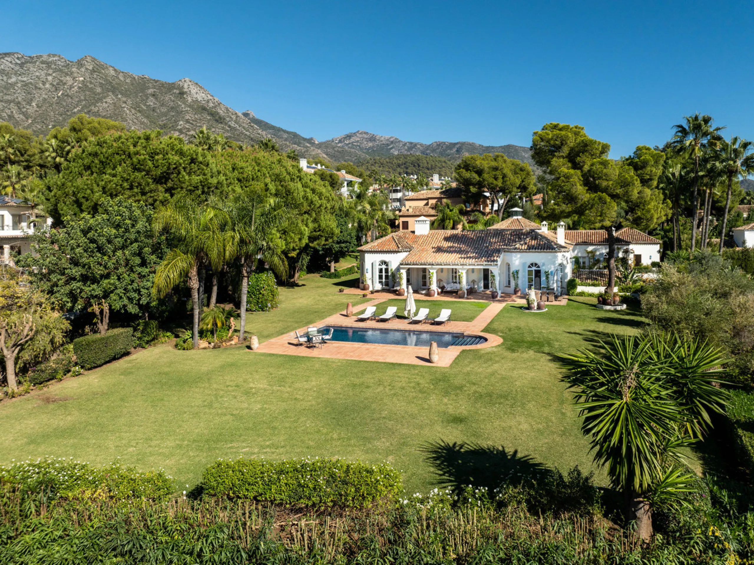 Mediterrane Villa mit außergewöhnlicher Privatsphäre in Altos Reales, Marbella