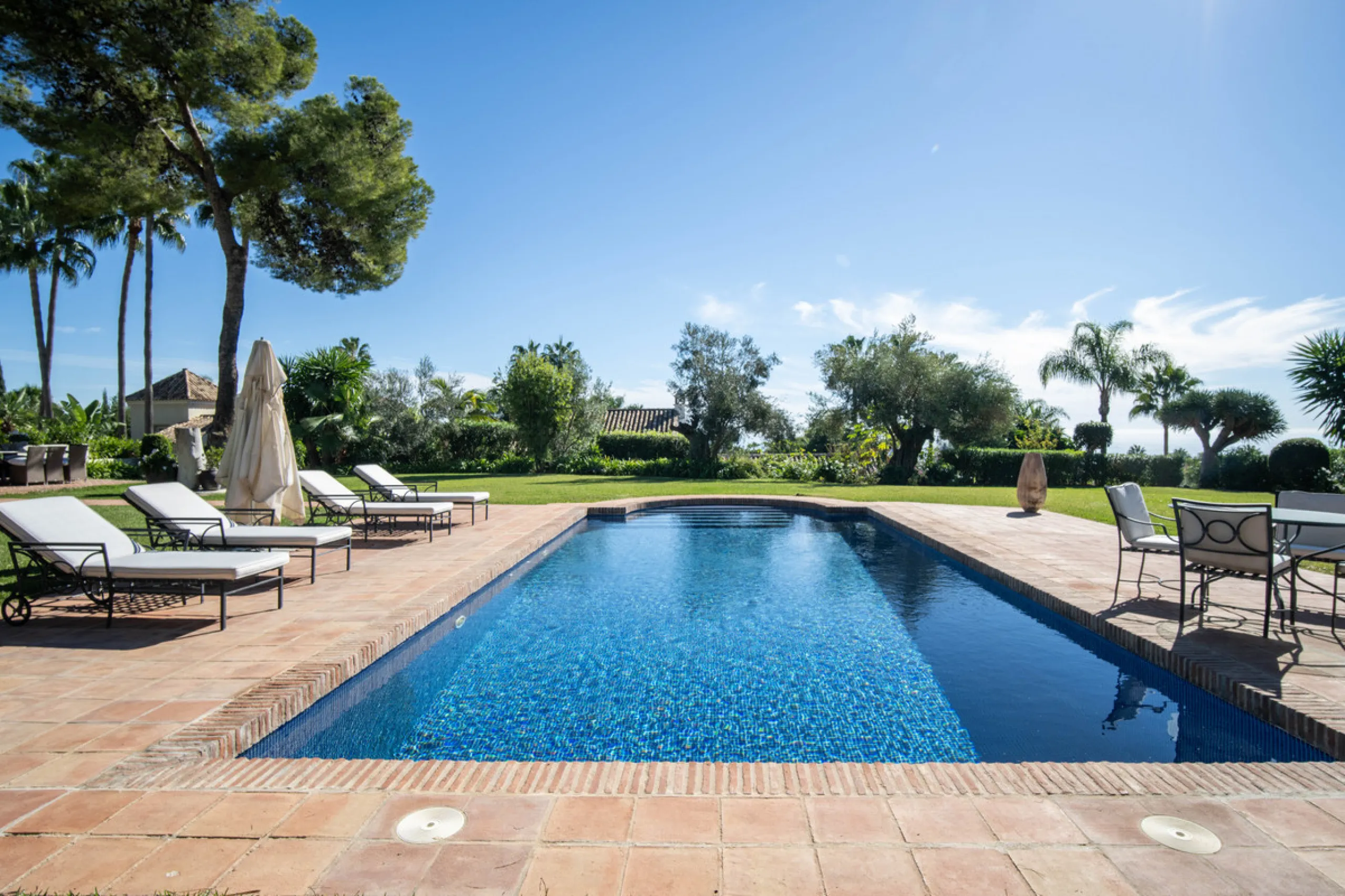 Mediterrane Villa mit außergewöhnlicher Privatsphäre in Altos Reales, Marbella