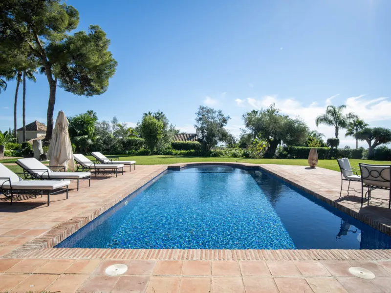 Mediterrane Villa mit außergewöhnlicher Privatsphäre in Altos Reales, Marbella