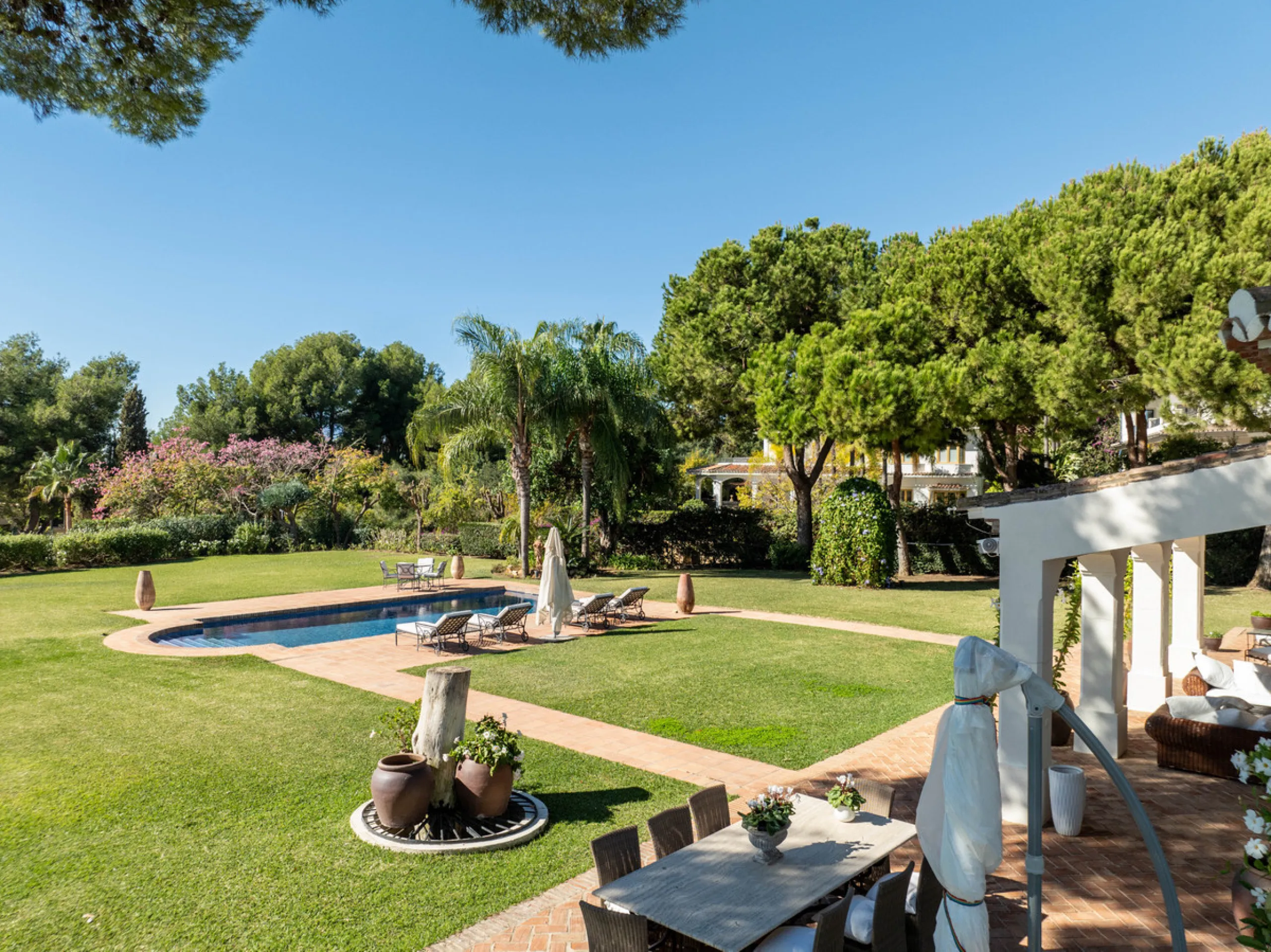 Mediterrane Villa mit außergewöhnlicher Privatsphäre in Altos Reales, Marbella