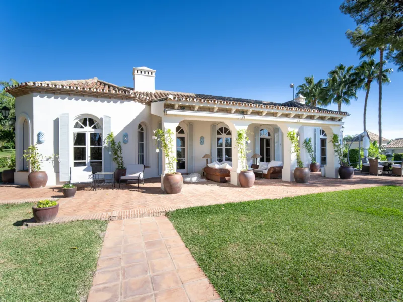 Mediterrane Villa mit außergewöhnlicher Privatsphäre in Altos Reales, Marbella