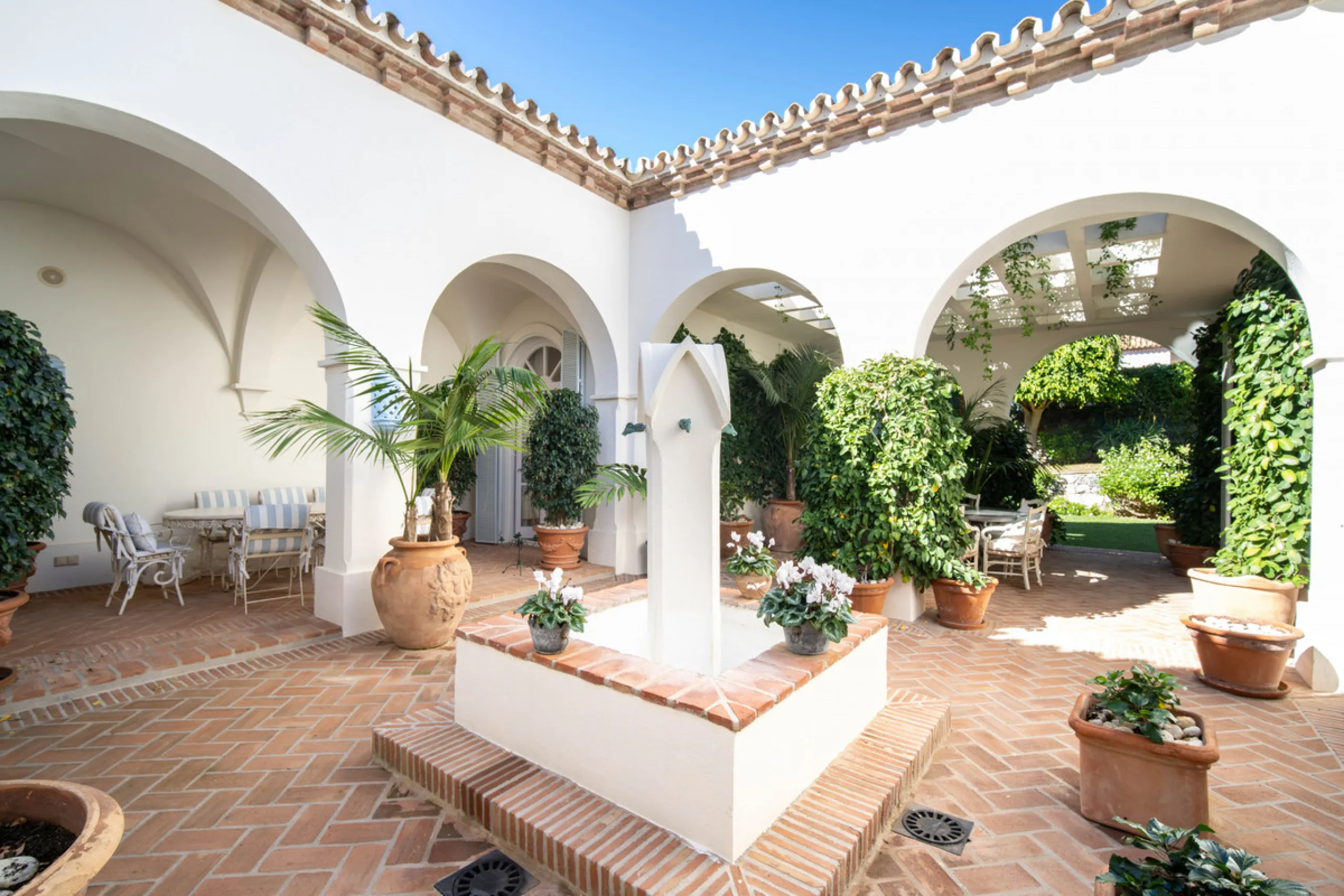 Mediterrane Villa mit außergewöhnlicher Privatsphäre in Altos Reales, Marbella