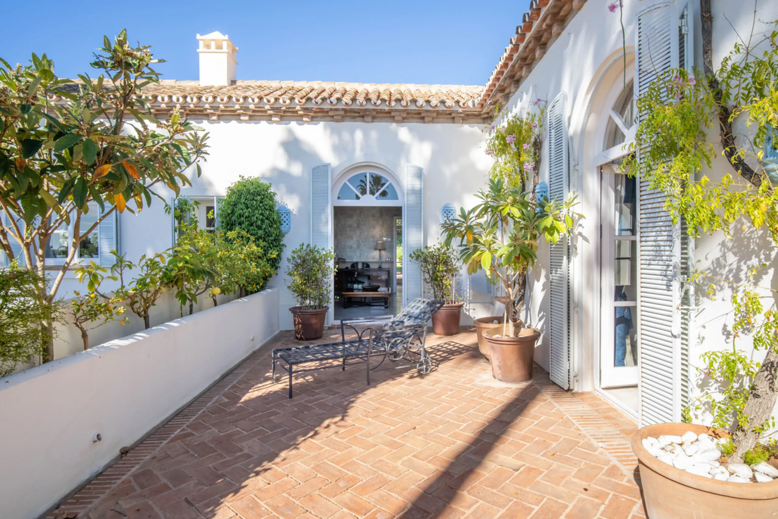 Mediterrane Villa mit außergewöhnlicher Privatsphäre in Altos Reales, Marbella