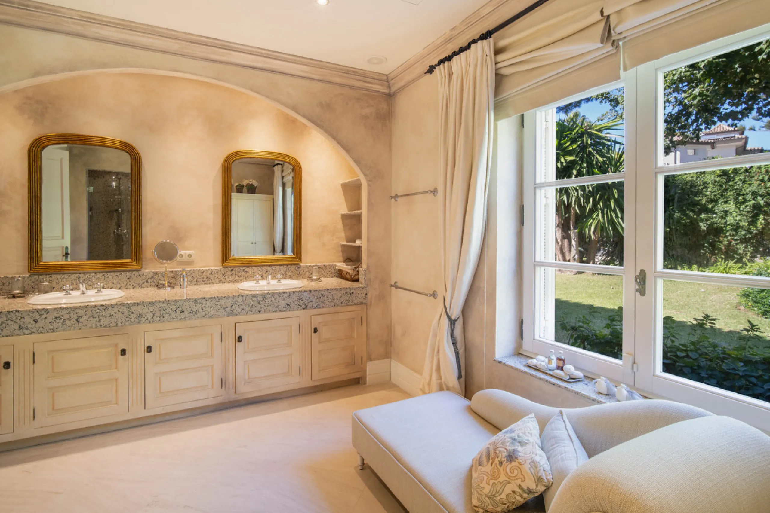 Mediterrane Villa mit außergewöhnlicher Privatsphäre in Altos Reales, Marbella