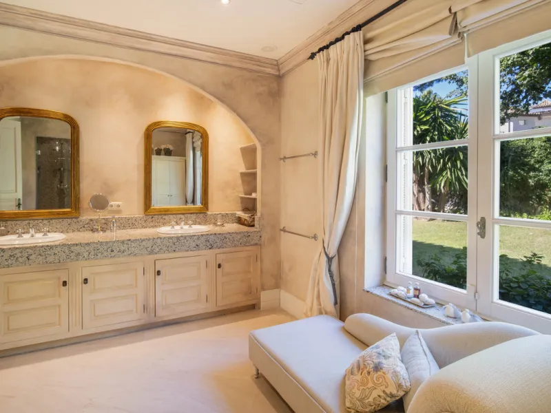 Mediterrane Villa mit außergewöhnlicher Privatsphäre in Altos Reales, Marbella