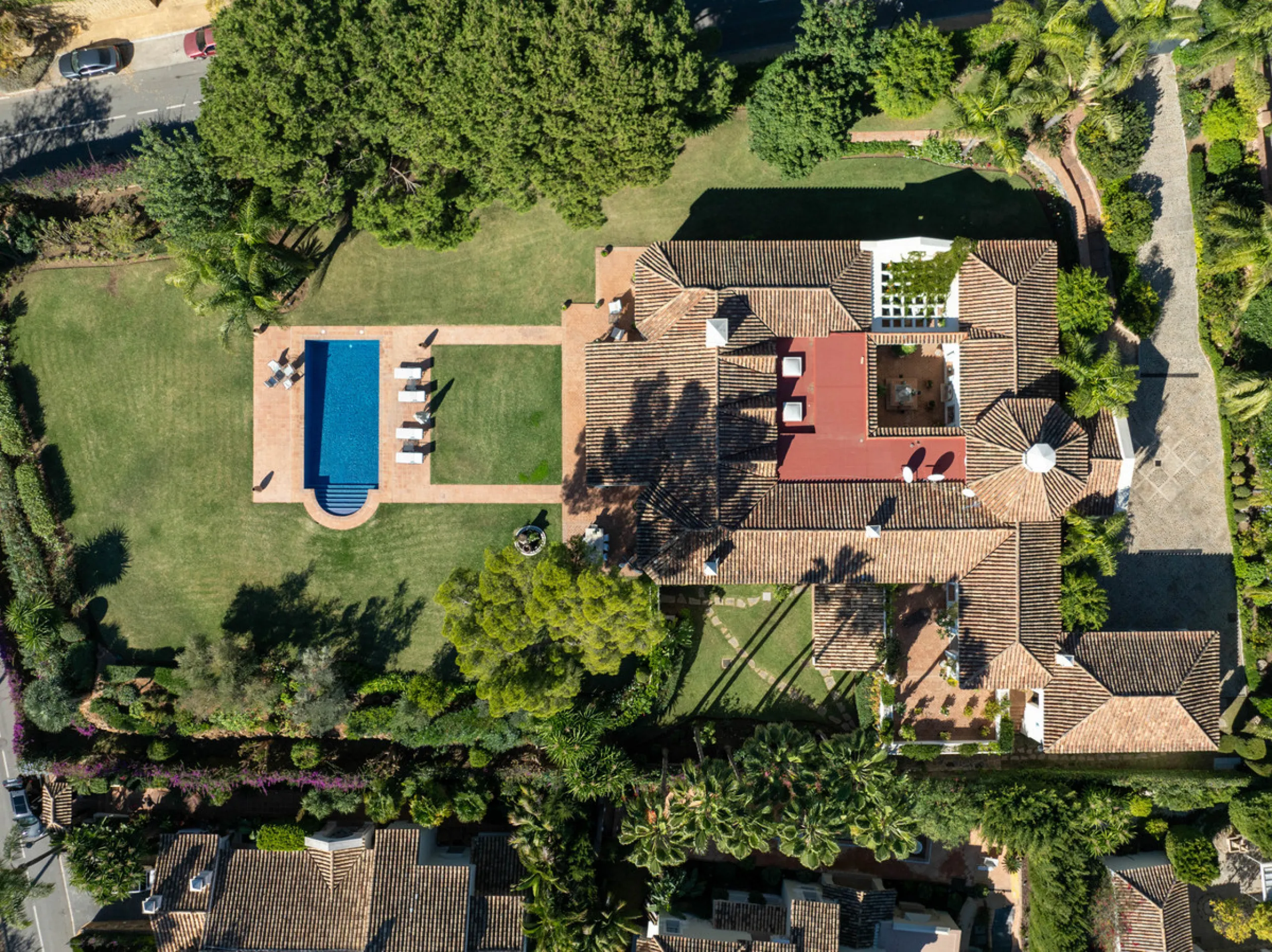 Mediterrane Villa mit außergewöhnlicher Privatsphäre in Altos Reales, Marbella