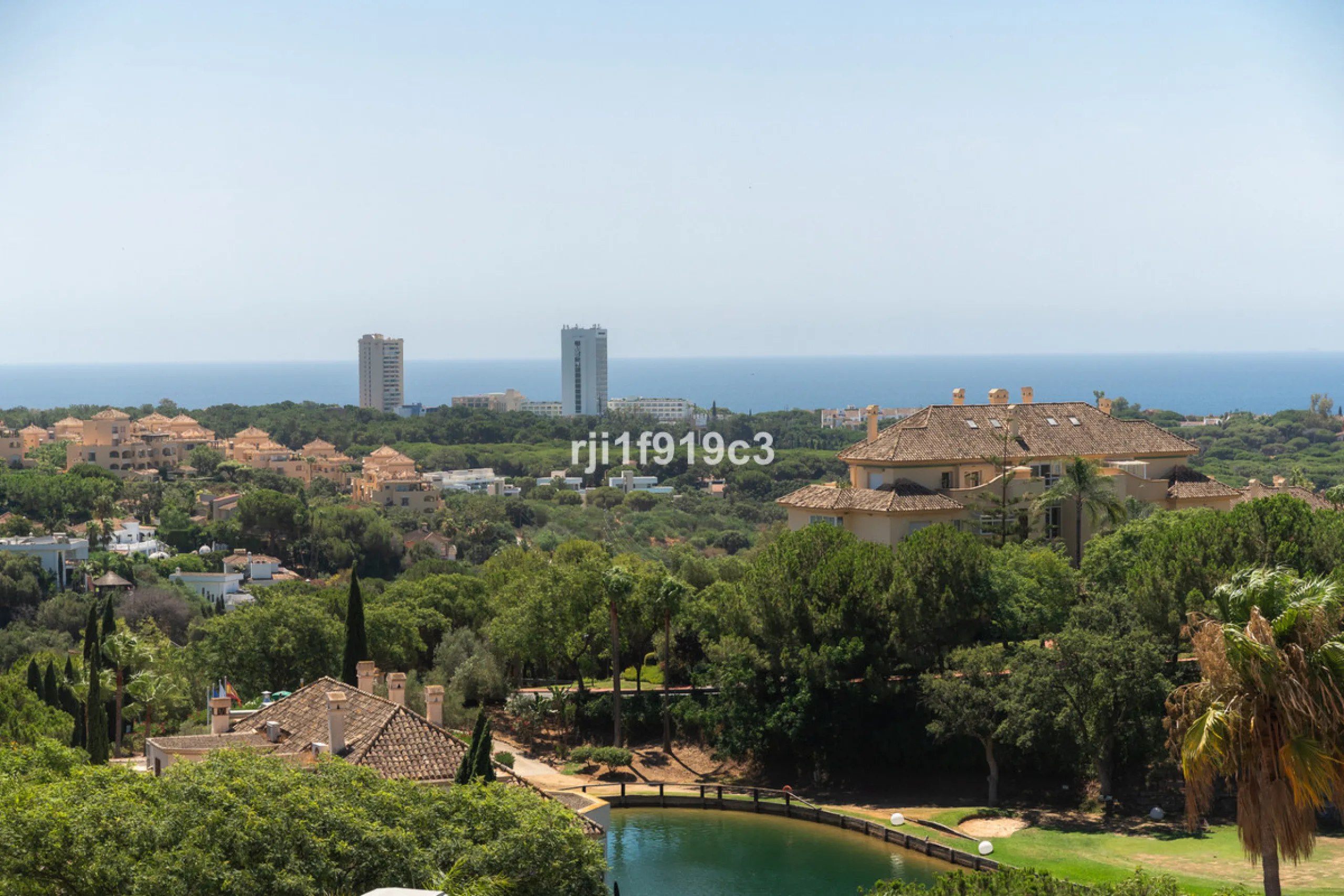 Discover this exclusive apartment in Elviria Hills, one of the most prestigious residential areas in Marbella East. With 145 m² of built area and a 32 m² terrace, this home offers the perfect balance of elegance, comfort, and a Mediterranean lifestyle.